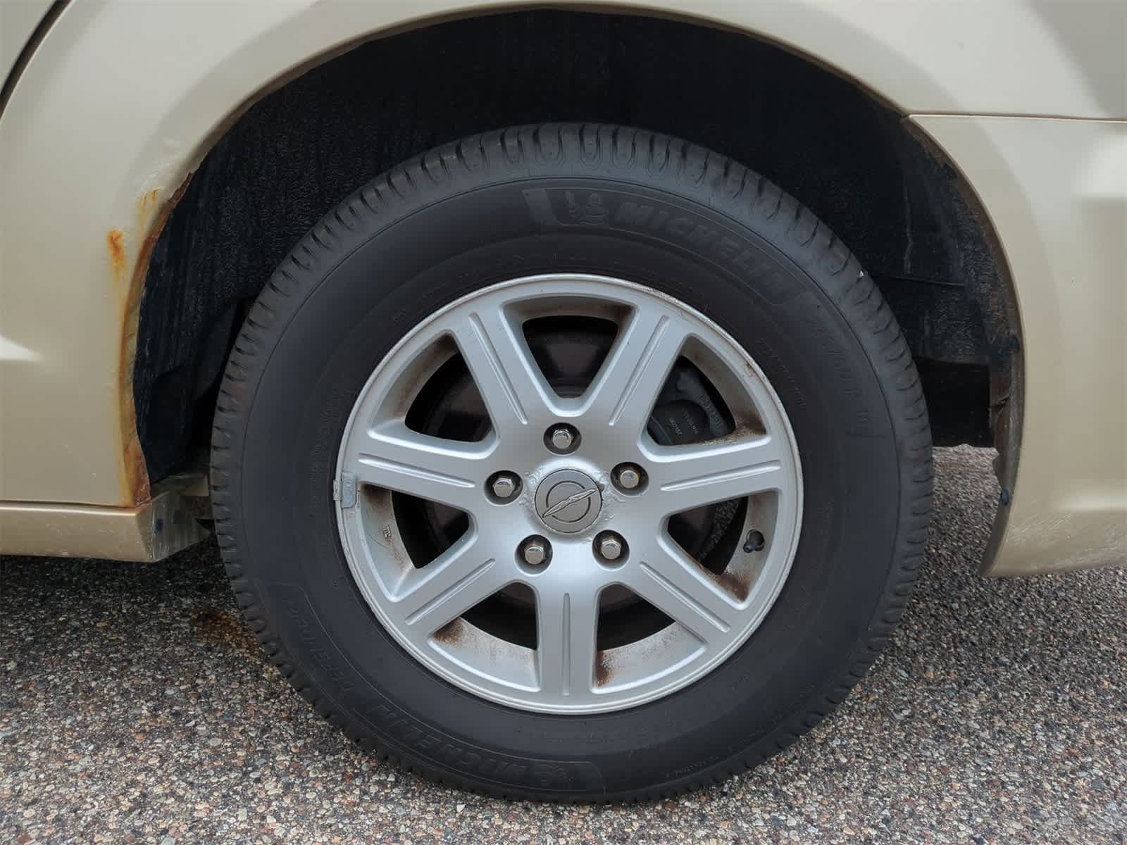 Thumbnail: 2011 Chrysler Town & Country - 12