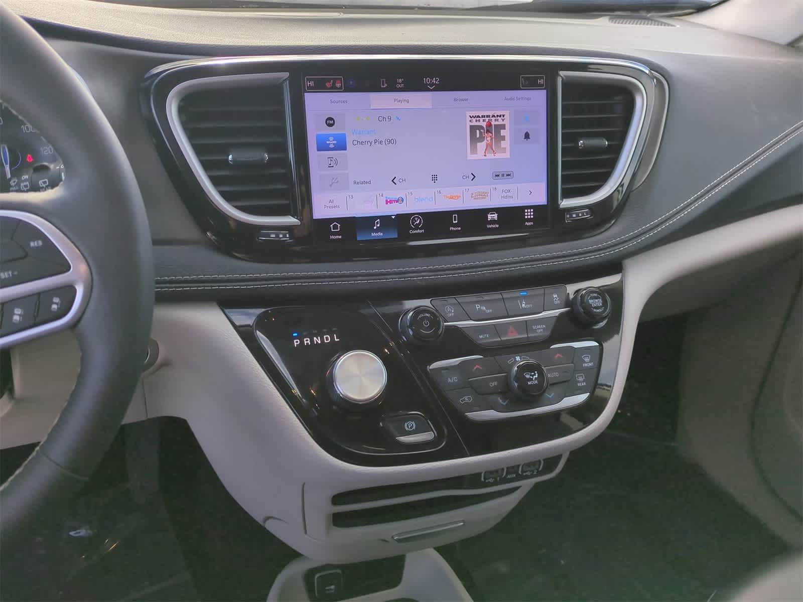 Thumbnail: 2023 Chrysler Pacifica - 27