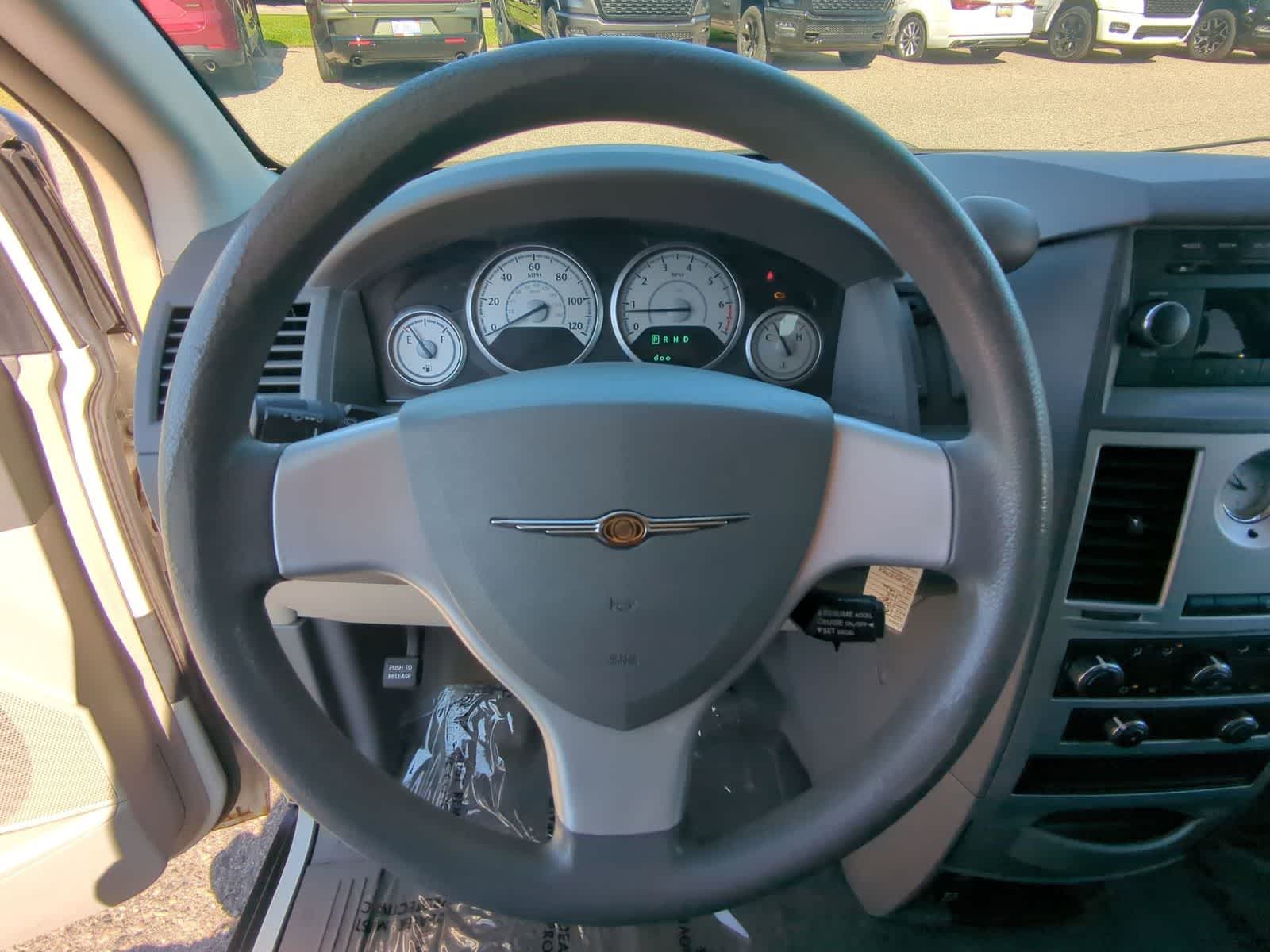 Thumbnail: 2010 Chrysler Town & Country - 22
