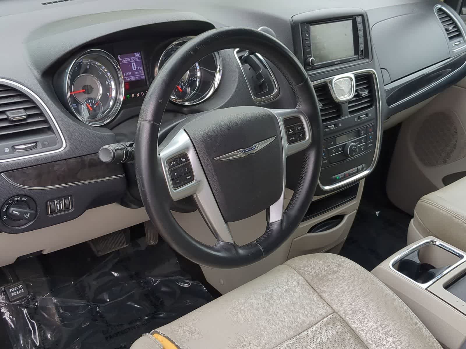 Thumbnail: 2013 Chrysler Town & Country - 10