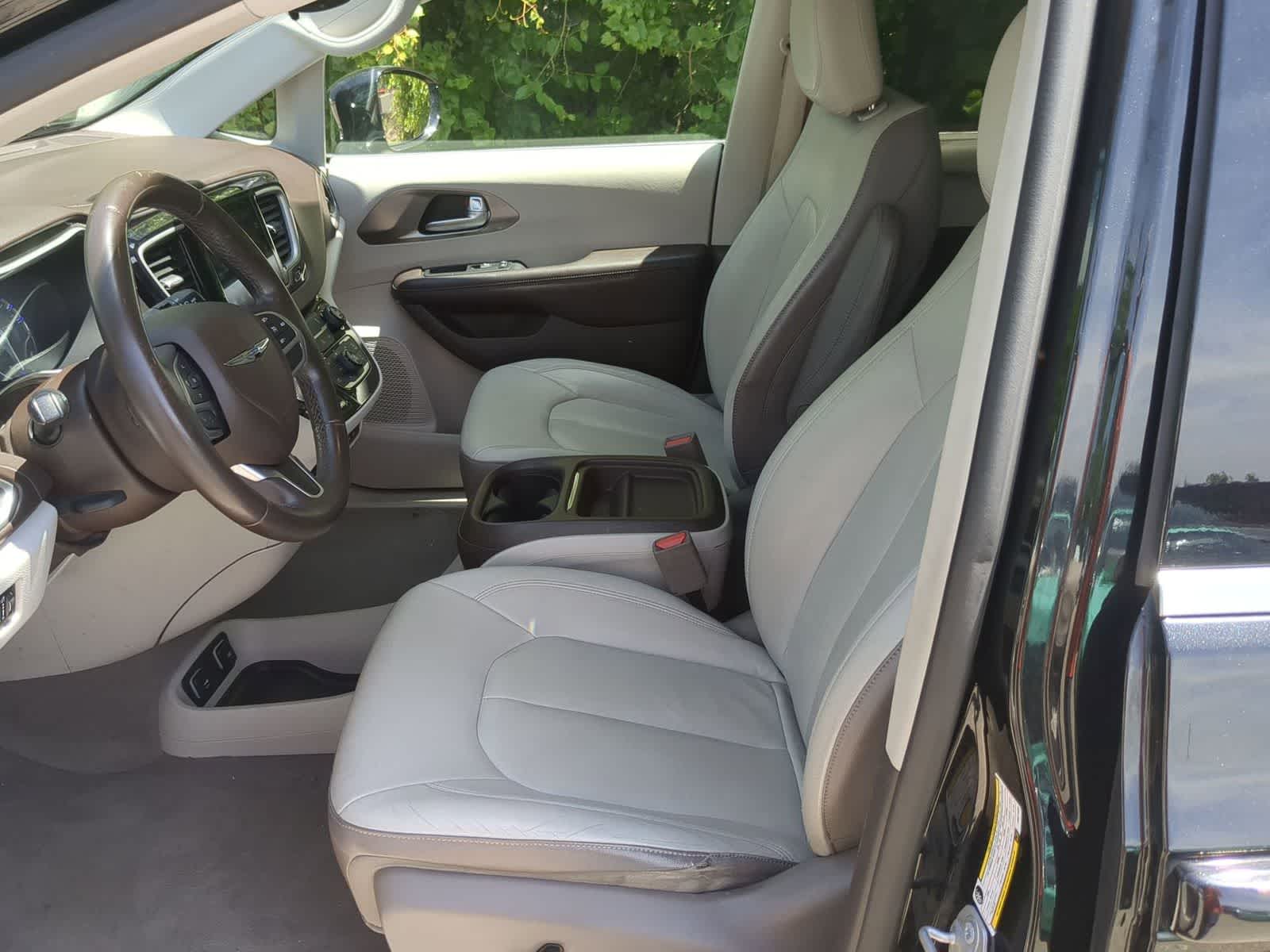 Thumbnail: 2017 Chrysler Pacifica - 16