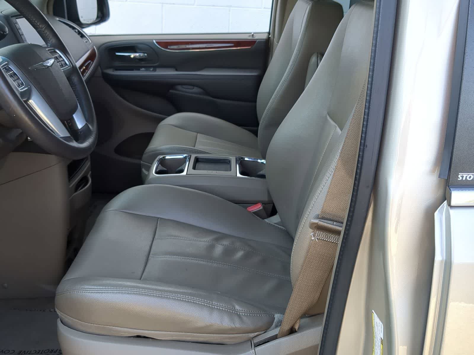 Thumbnail: 2013 Chrysler Town & Country - 16