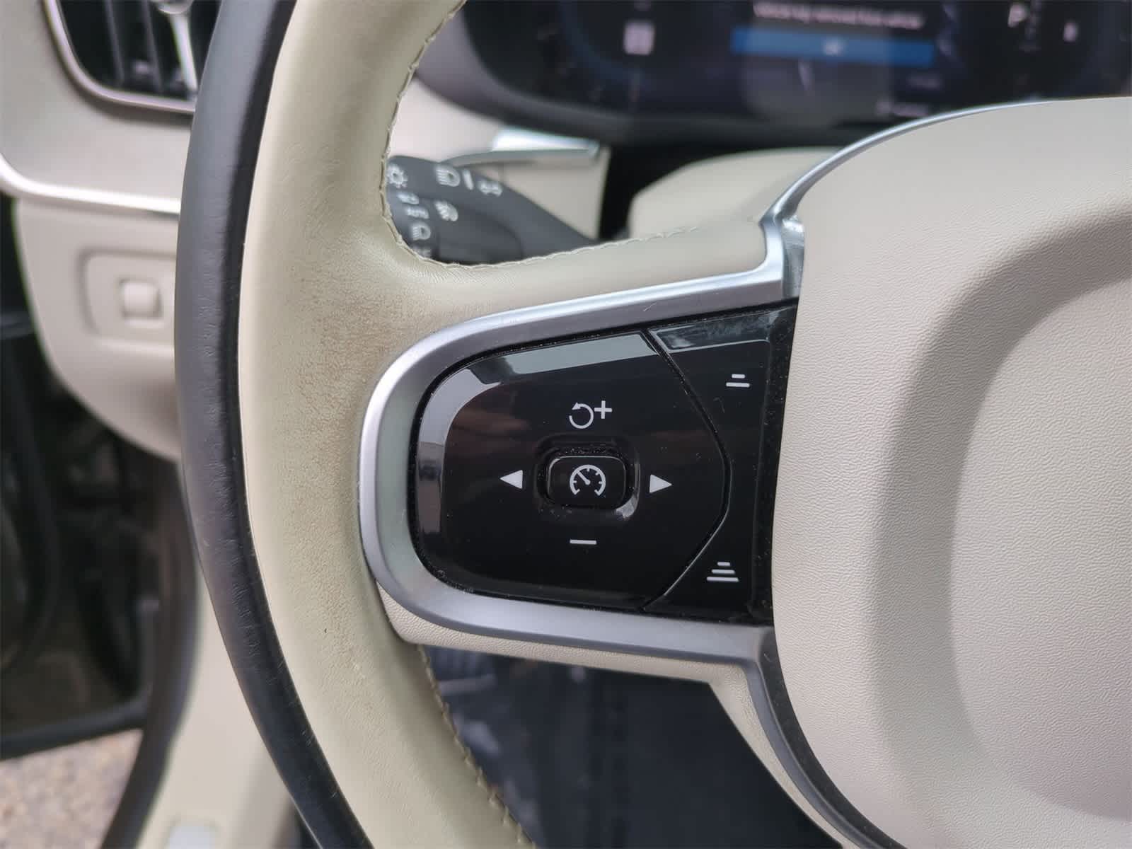Thumbnail: 2022 Volvo XC60 - 21