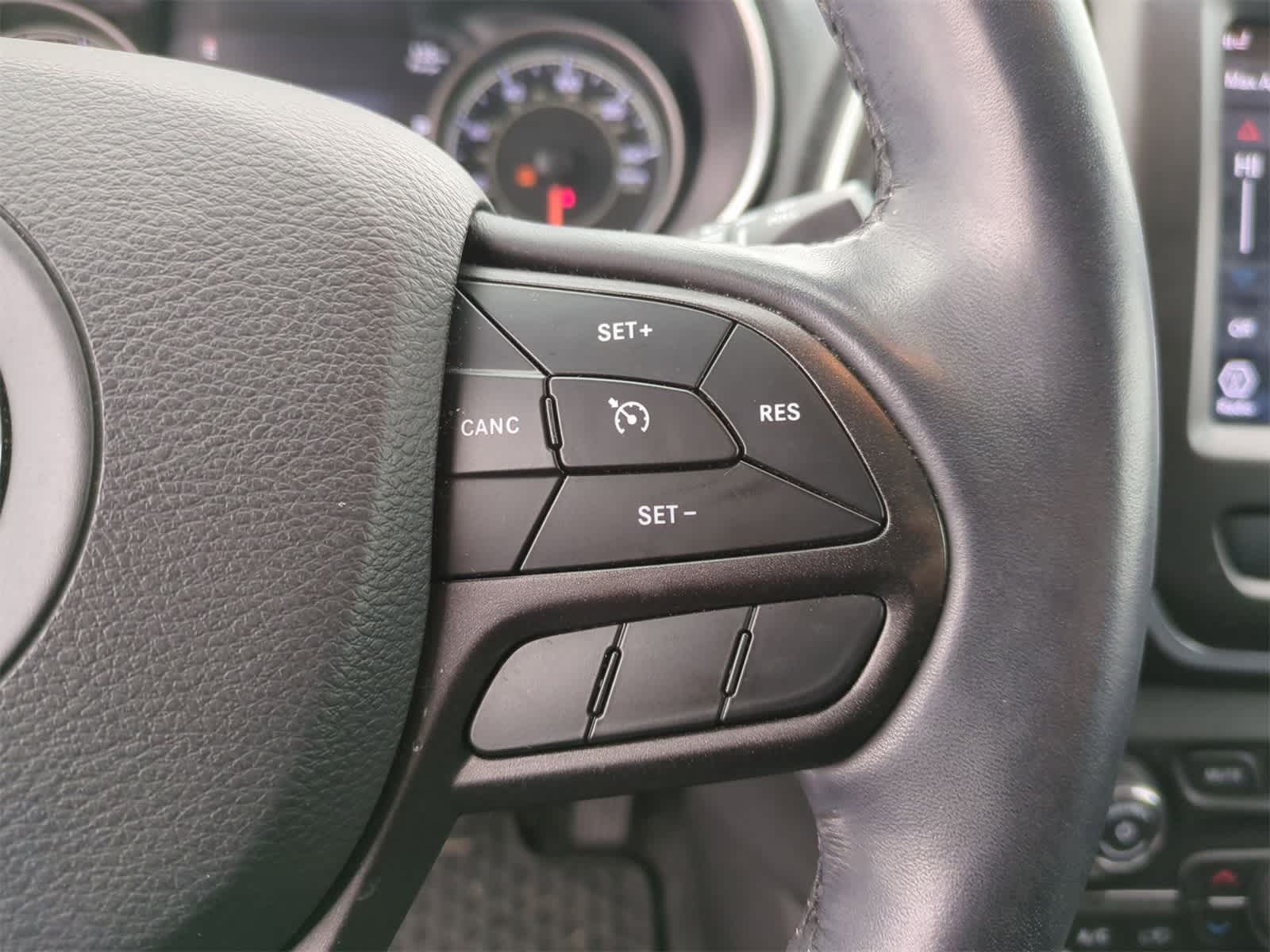 Thumbnail: 2019 Jeep Cherokee - 24