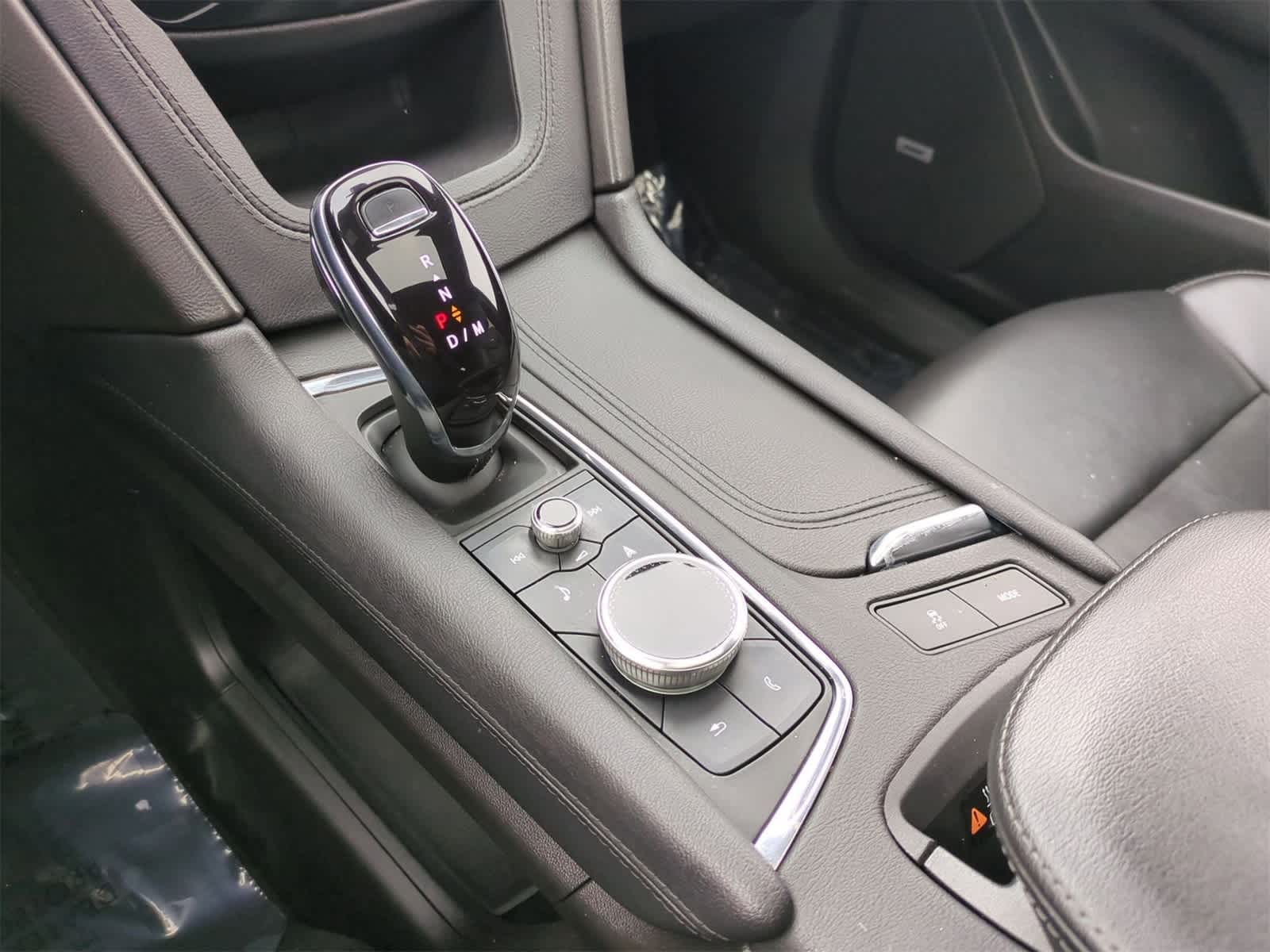 Thumbnail: 2023 Cadillac XT6 - 32