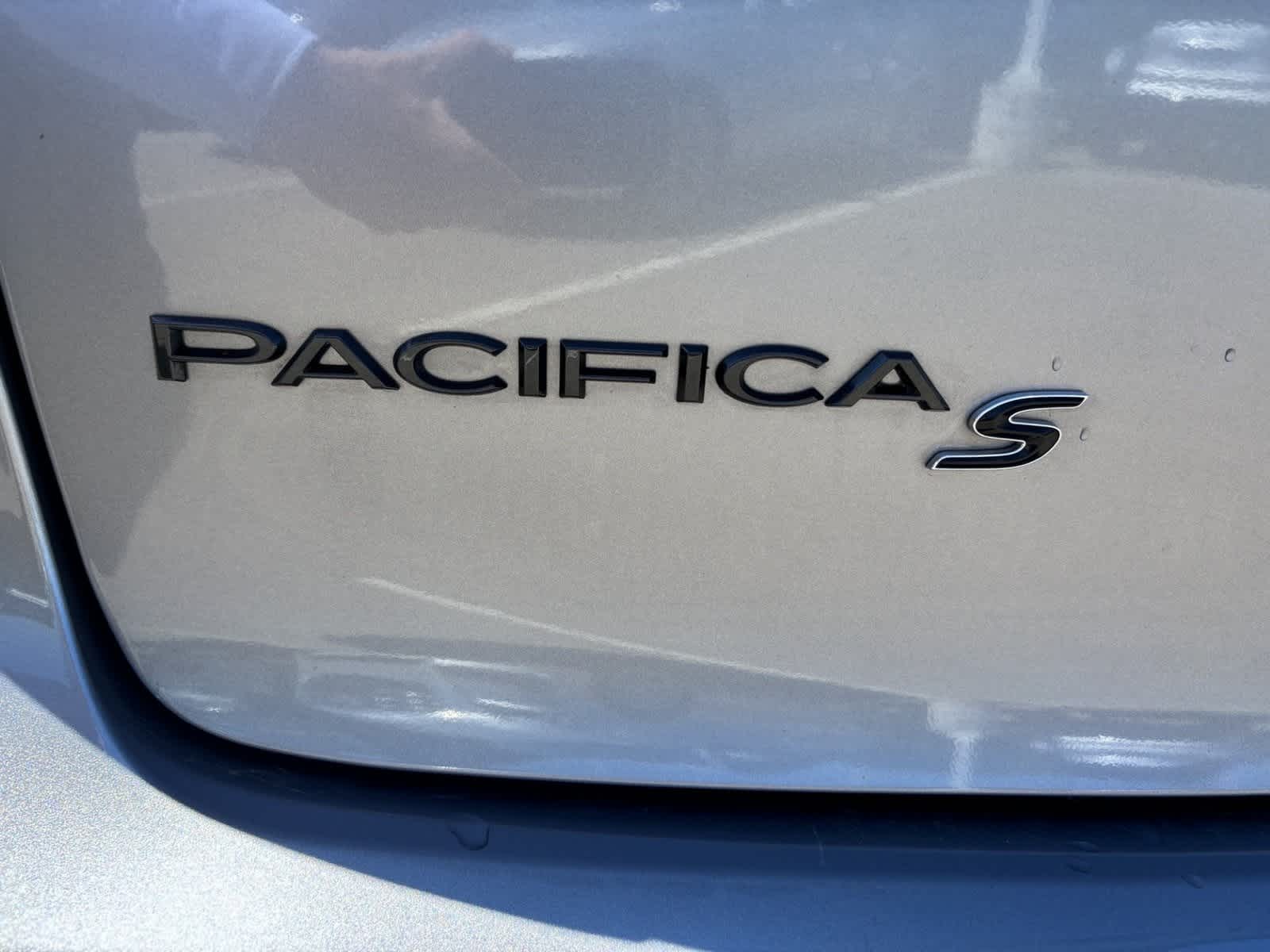 Thumbnail: 2018 Chrysler Pacifica - 5