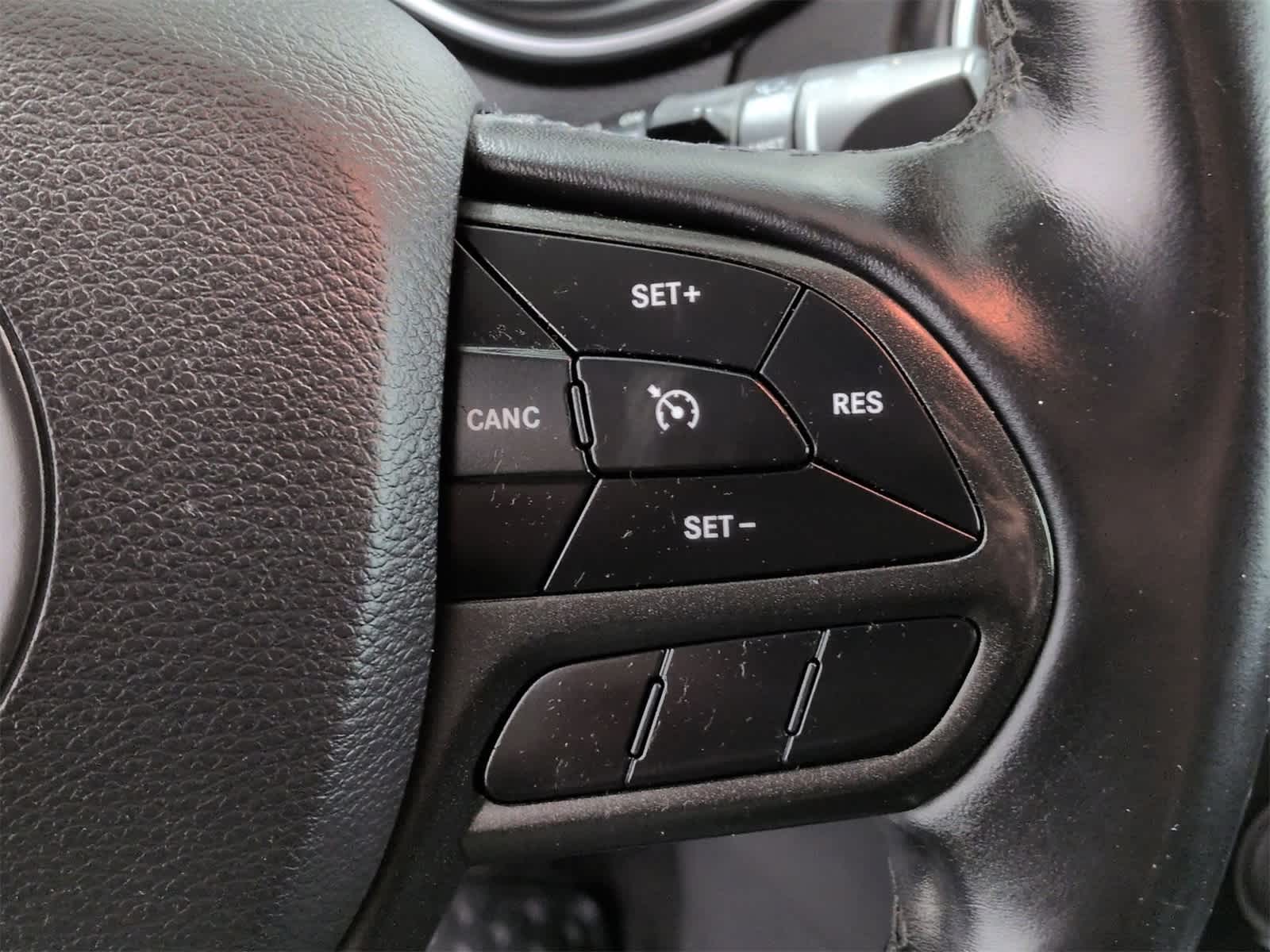 Thumbnail: 2019 Jeep Cherokee - 25