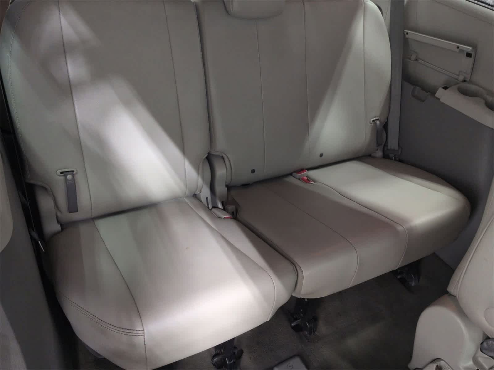 Thumbnail: 2013 Toyota Sienna - 38