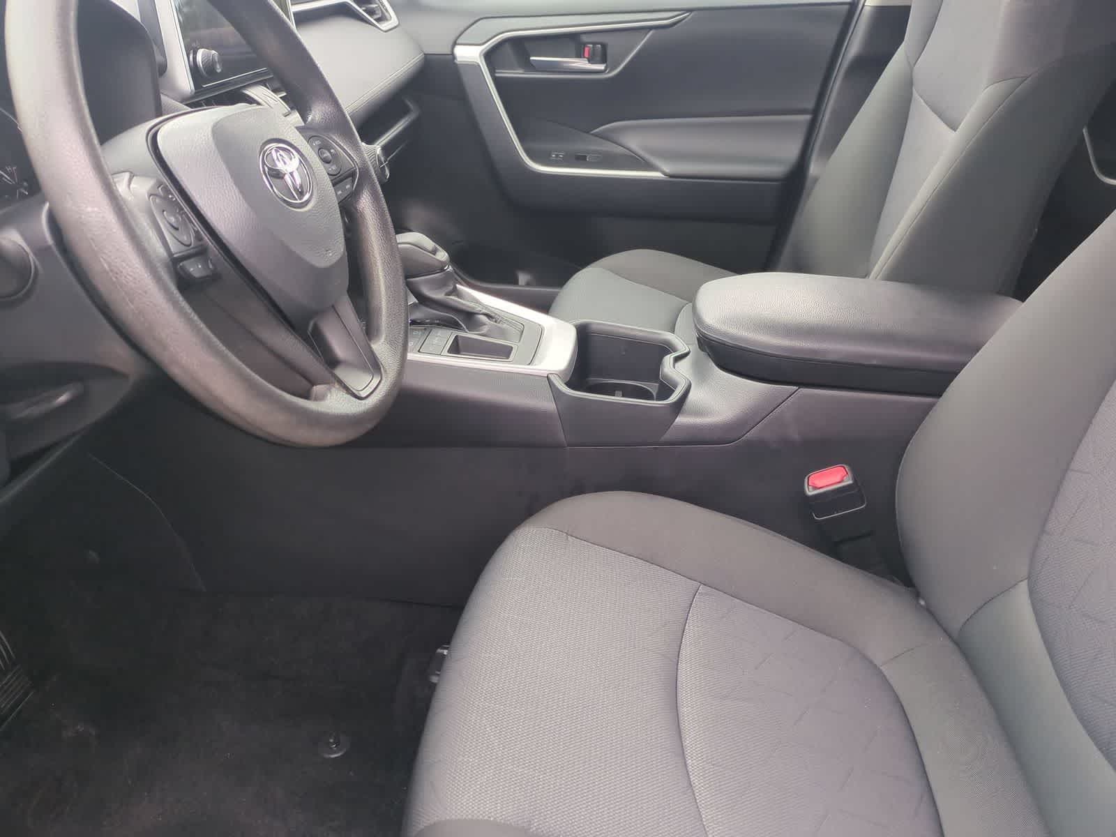2025 Toyota RAV4 XLE - Photo 16