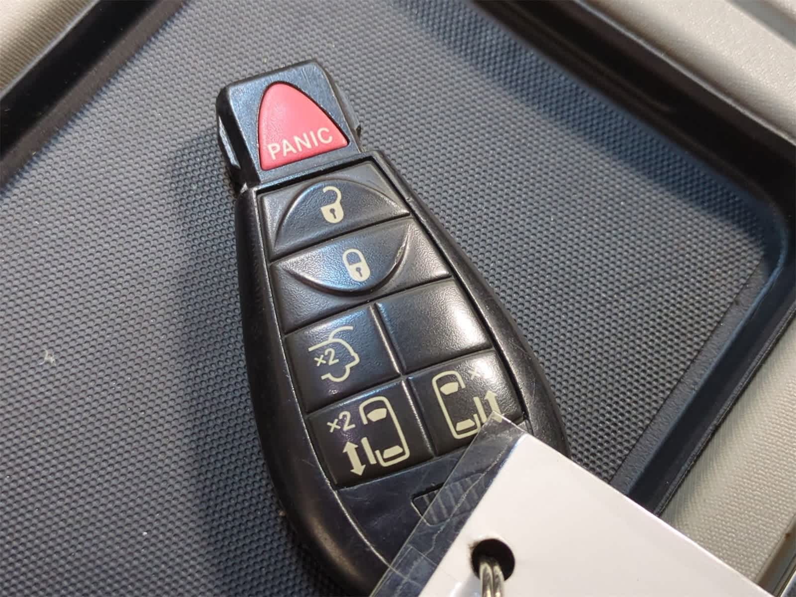 Thumbnail: 2015 Chrysler Town & Country - 32