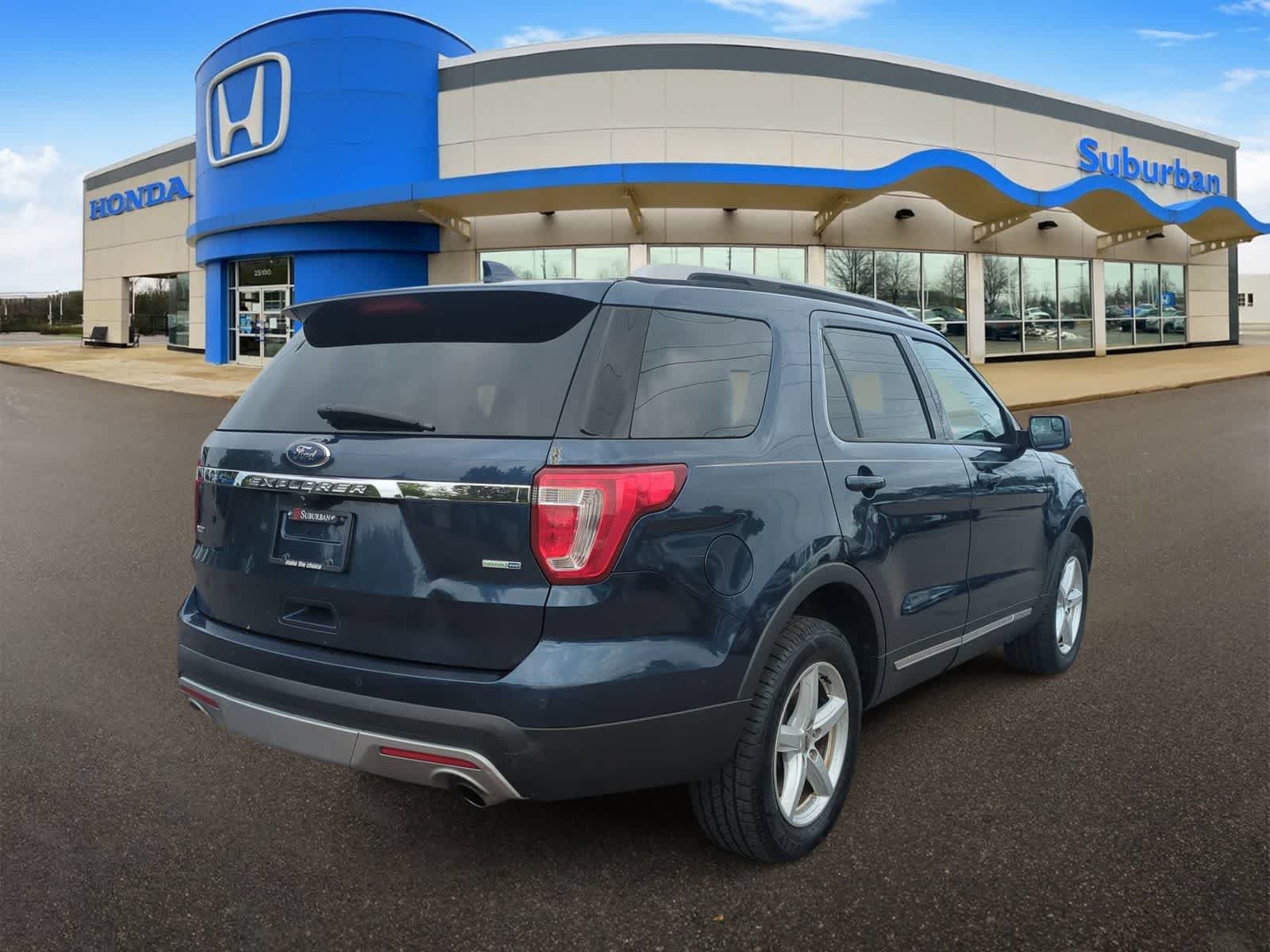 Thumbnail: 2016 Ford Explorer - 8