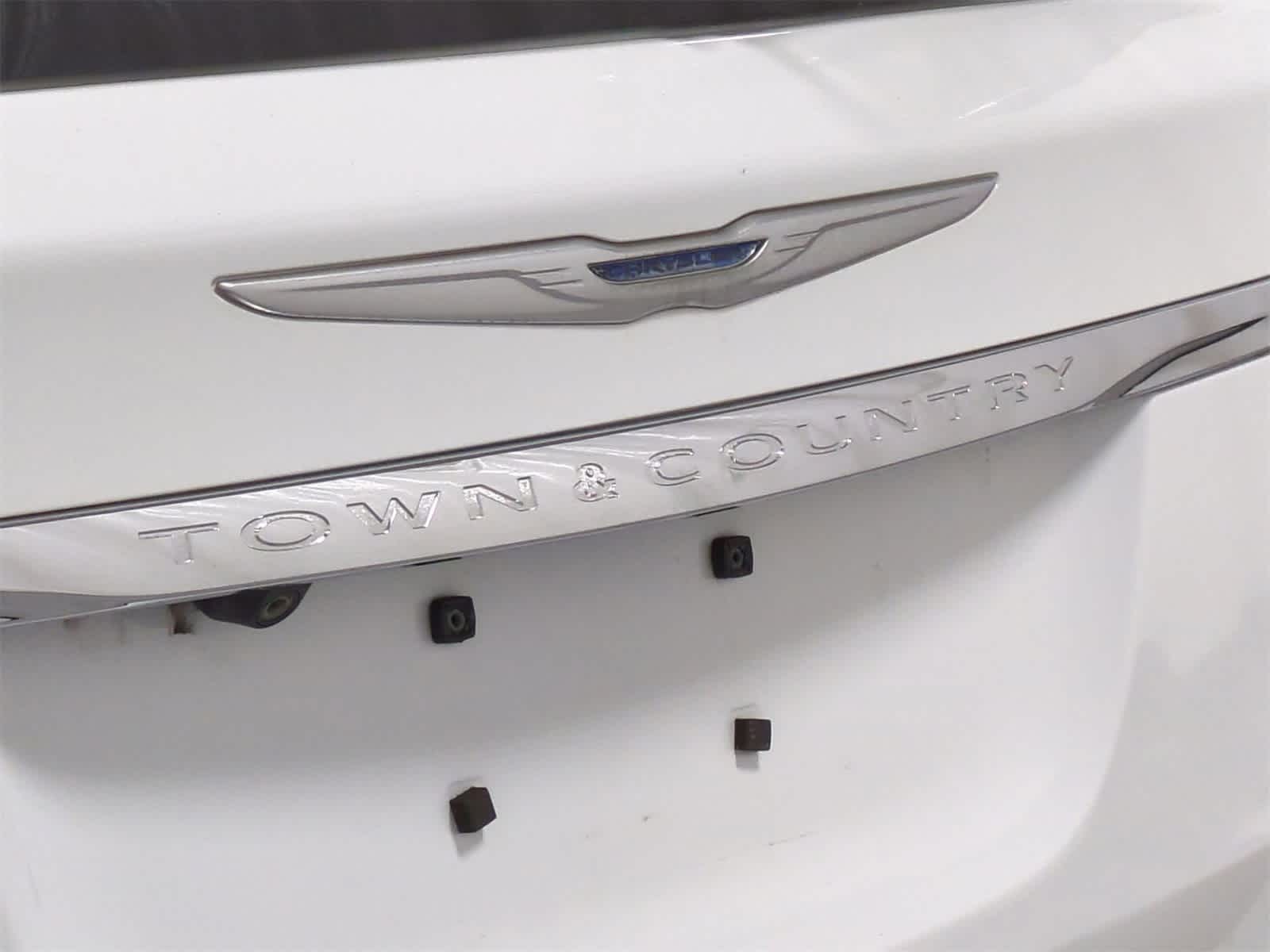 Thumbnail: 2015 Chrysler Town & Country - 13