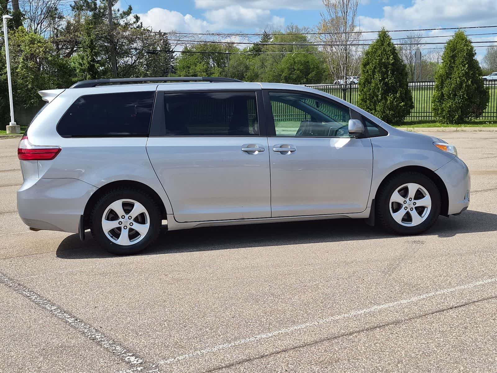 Thumbnail: 2016 Toyota Sienna - 15