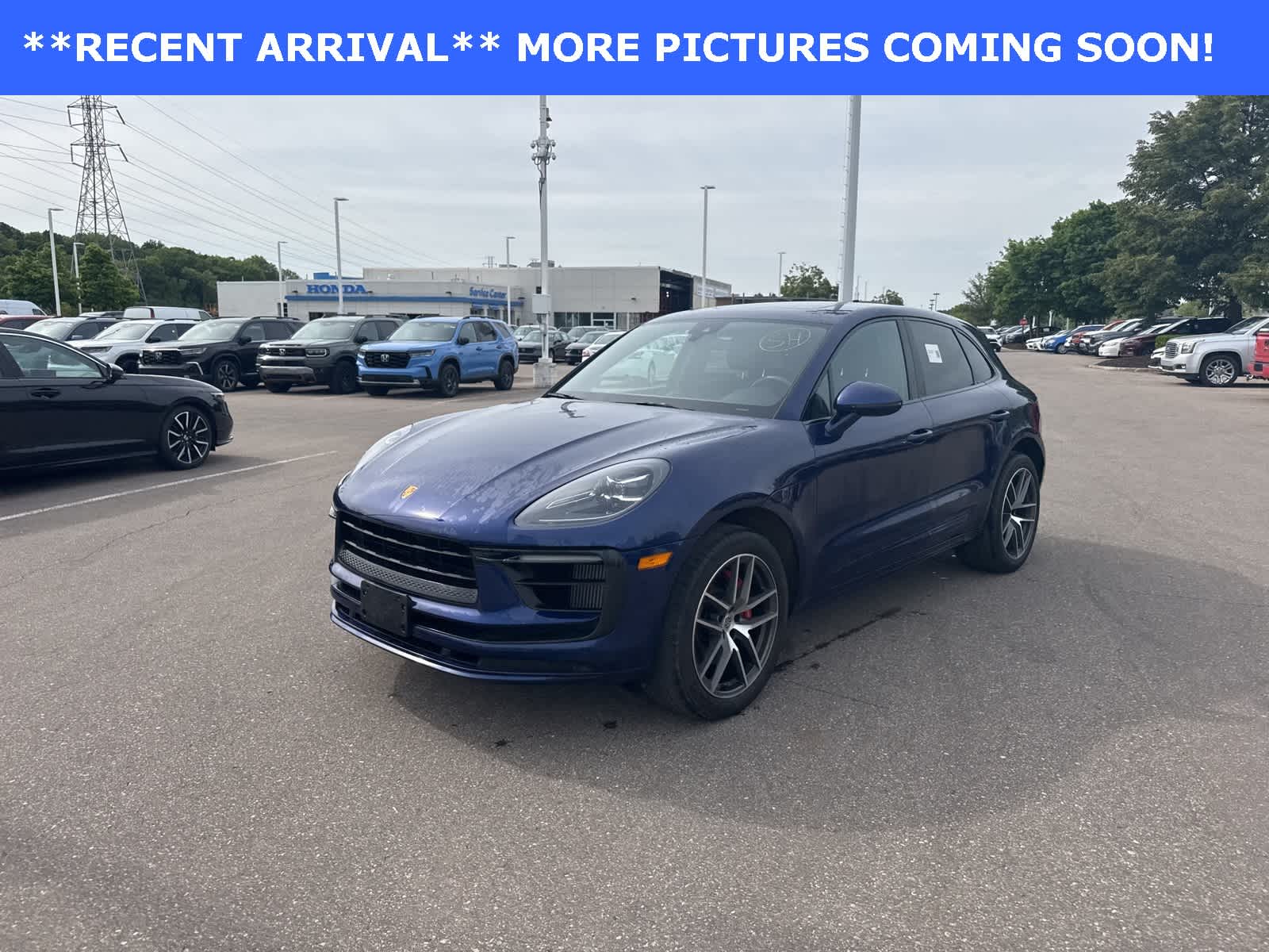 2022 Porsche Macan S photo 2