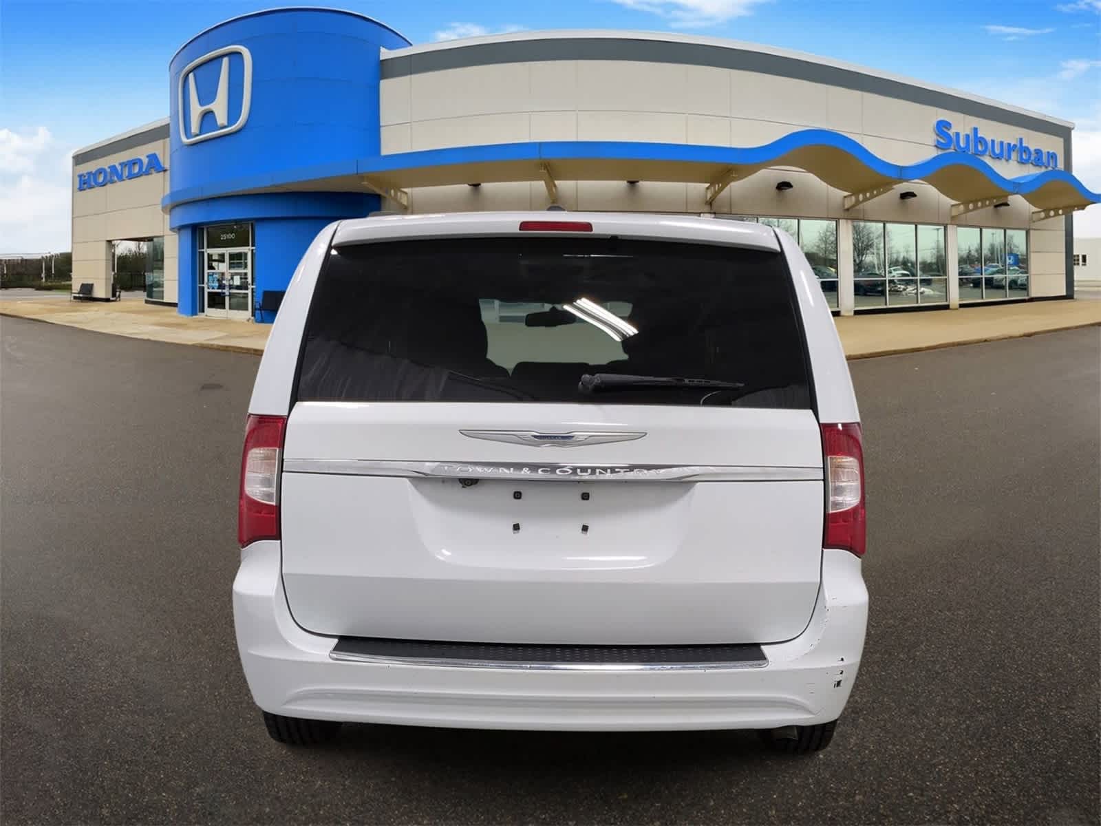 Thumbnail: 2015 Chrysler Town & Country - 7