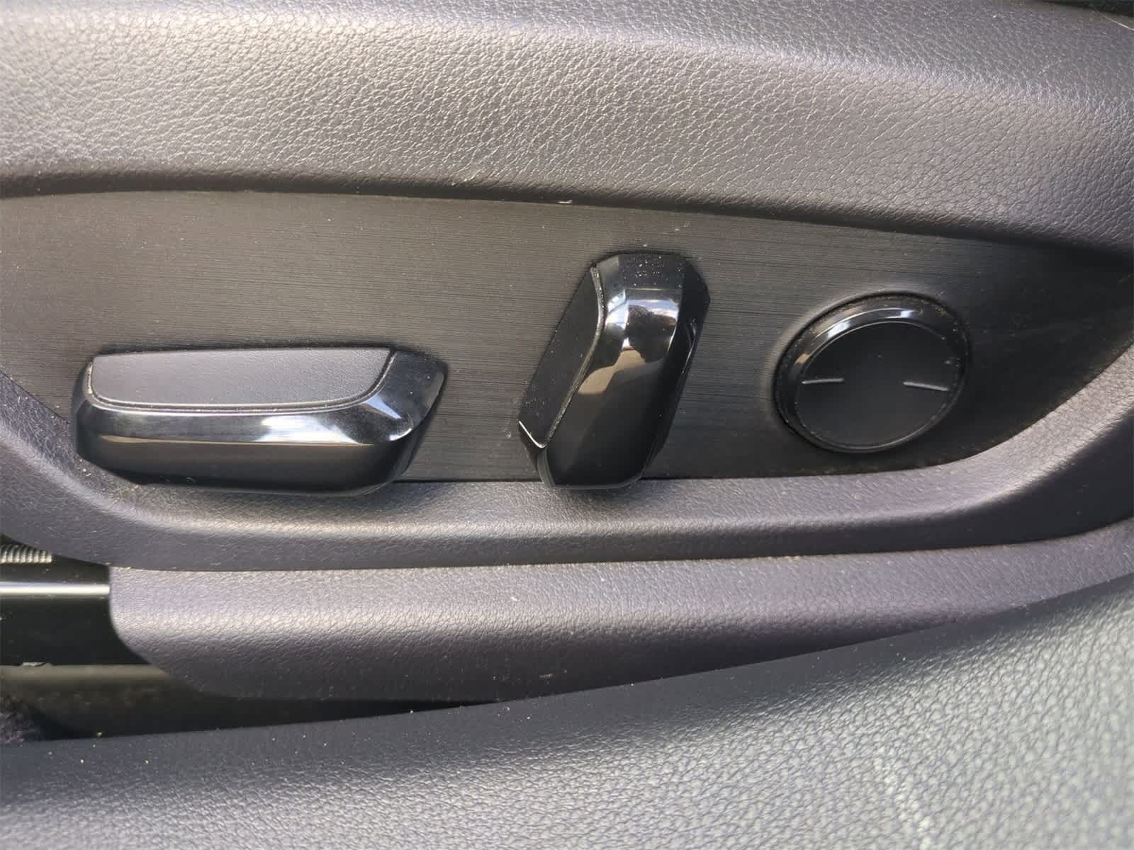 Thumbnail: 2020 Lexus ES - 18