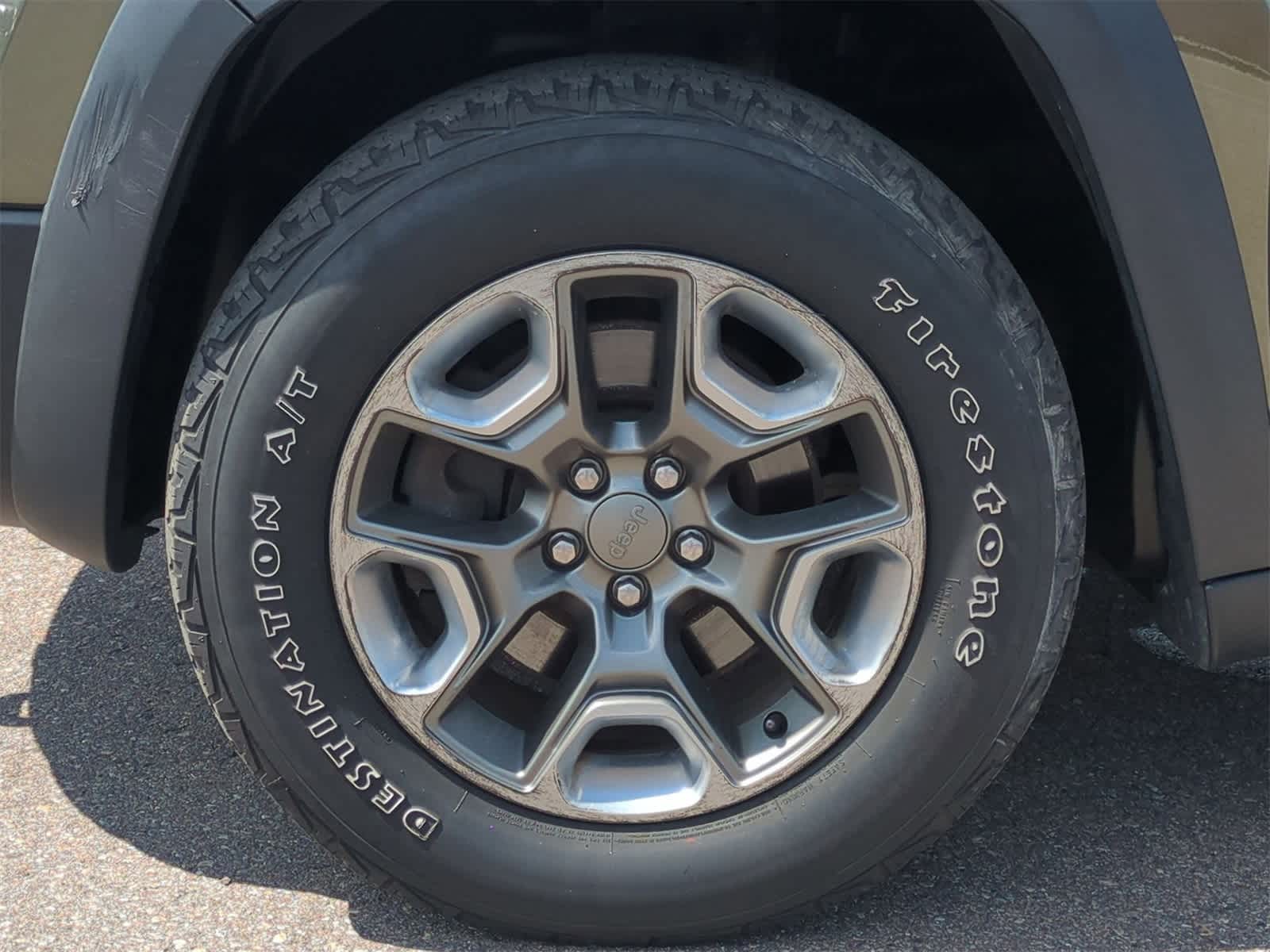 Thumbnail: 2019 Jeep Cherokee - 14