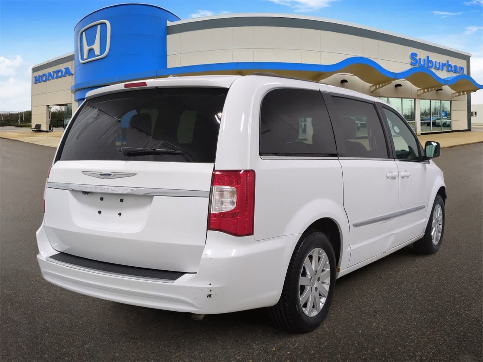 Thumbnail: 2015 Chrysler Town & Country - 8