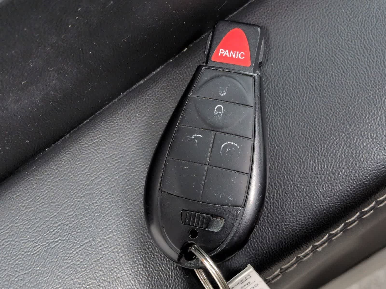 Thumbnail: 2015 Chrysler Town & Country - 34