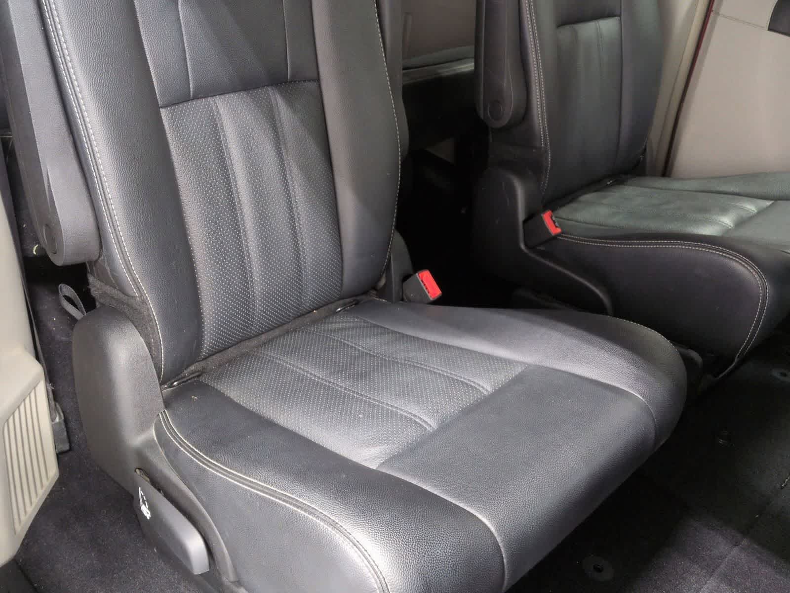 Thumbnail: 2015 Chrysler Town & Country - 21