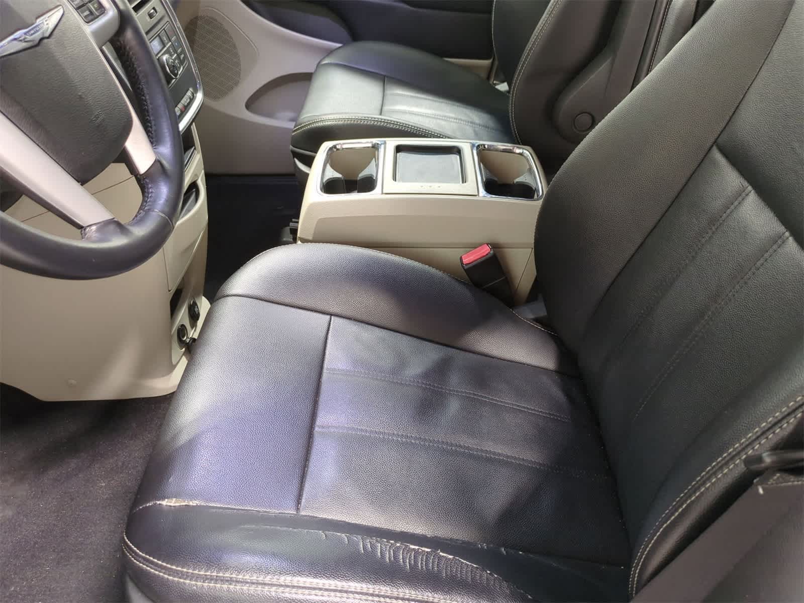 Thumbnail: 2015 Chrysler Town & Country - 16