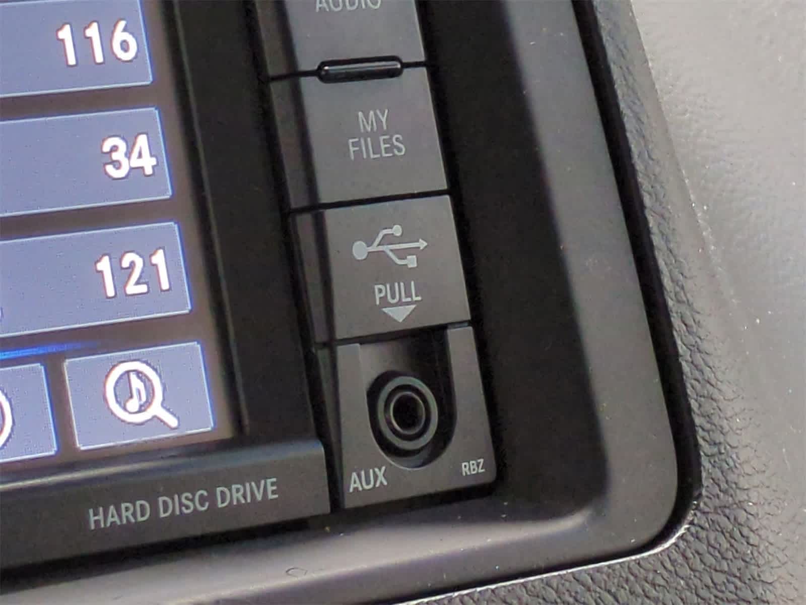 Thumbnail: 2015 Chrysler Town & Country - 28