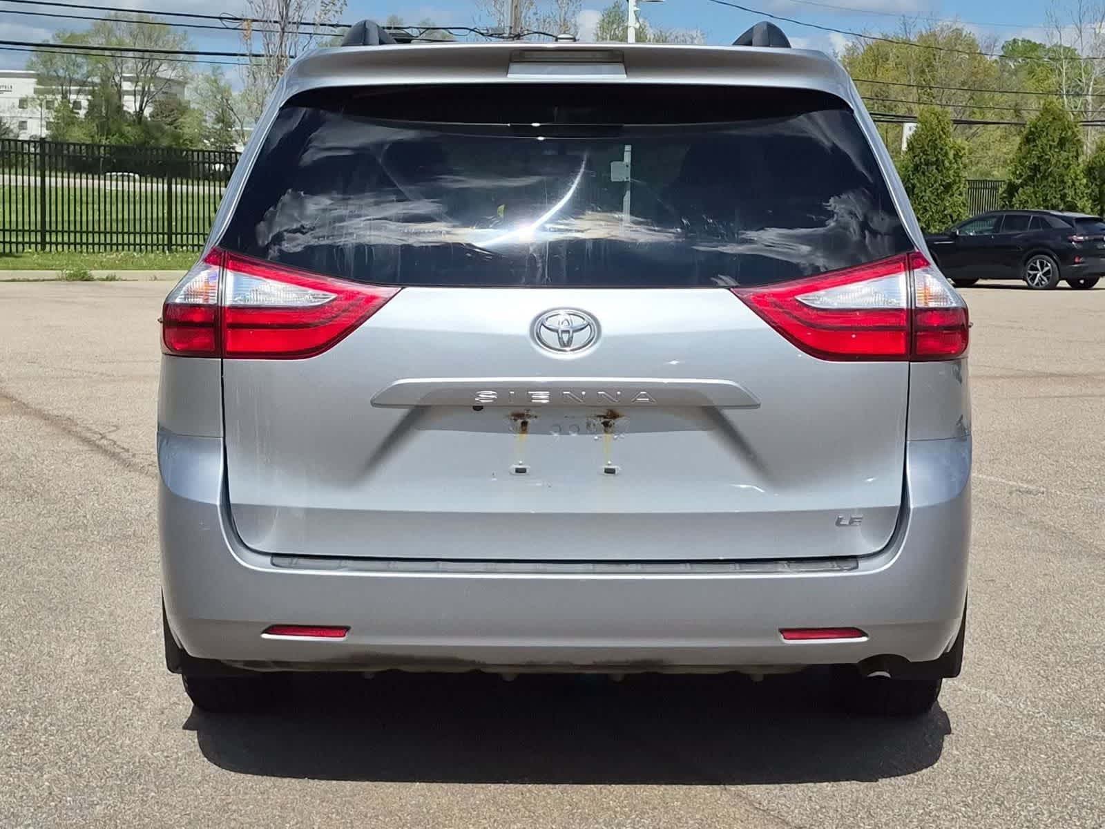 Thumbnail: 2016 Toyota Sienna - 13