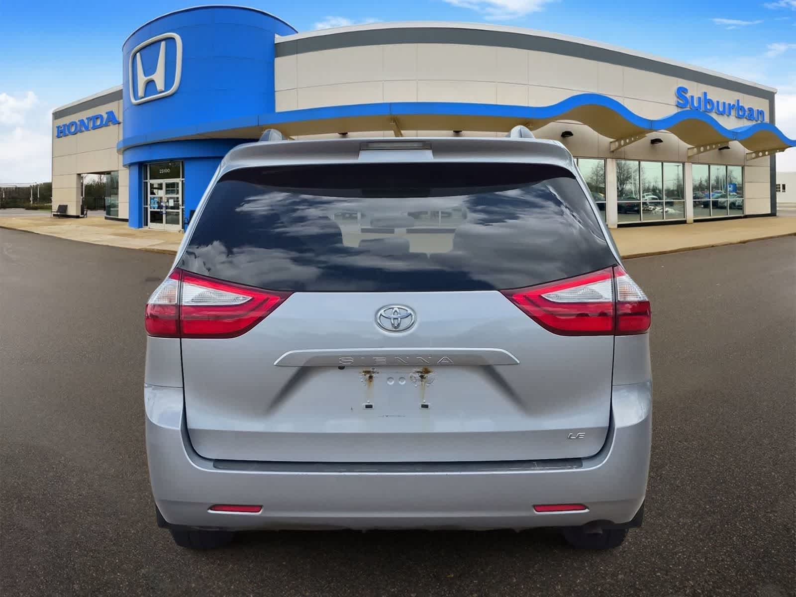 Thumbnail: 2016 Toyota Sienna - 7