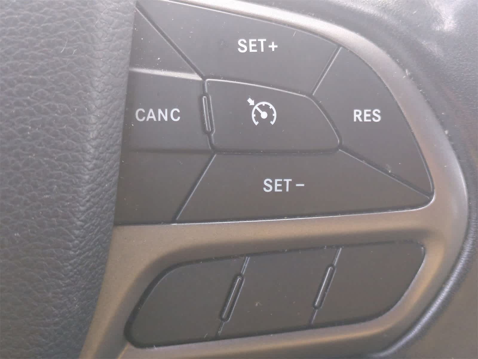 Thumbnail: 2020 Jeep Cherokee - 24