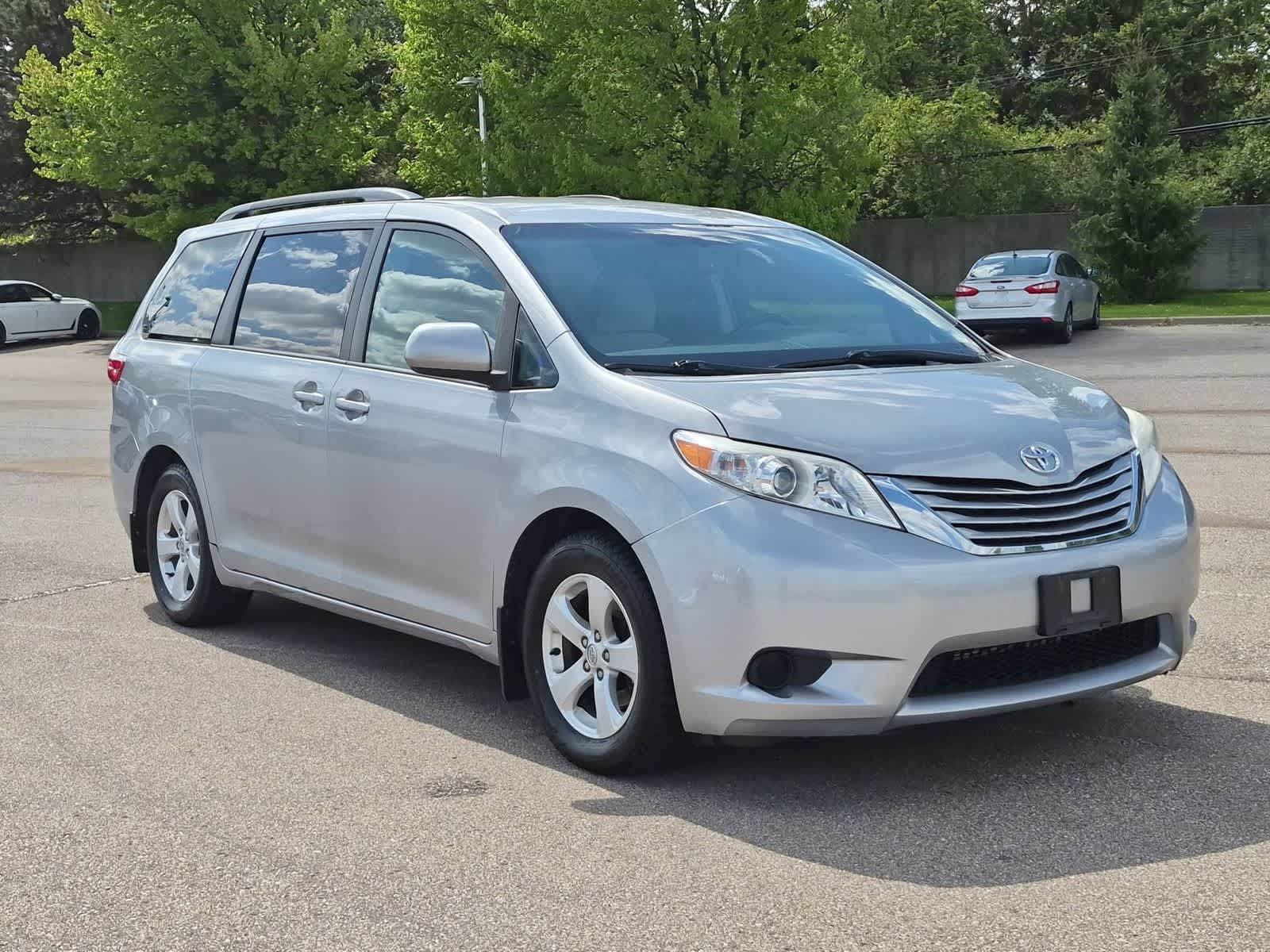 Thumbnail: 2016 Toyota Sienna - 16