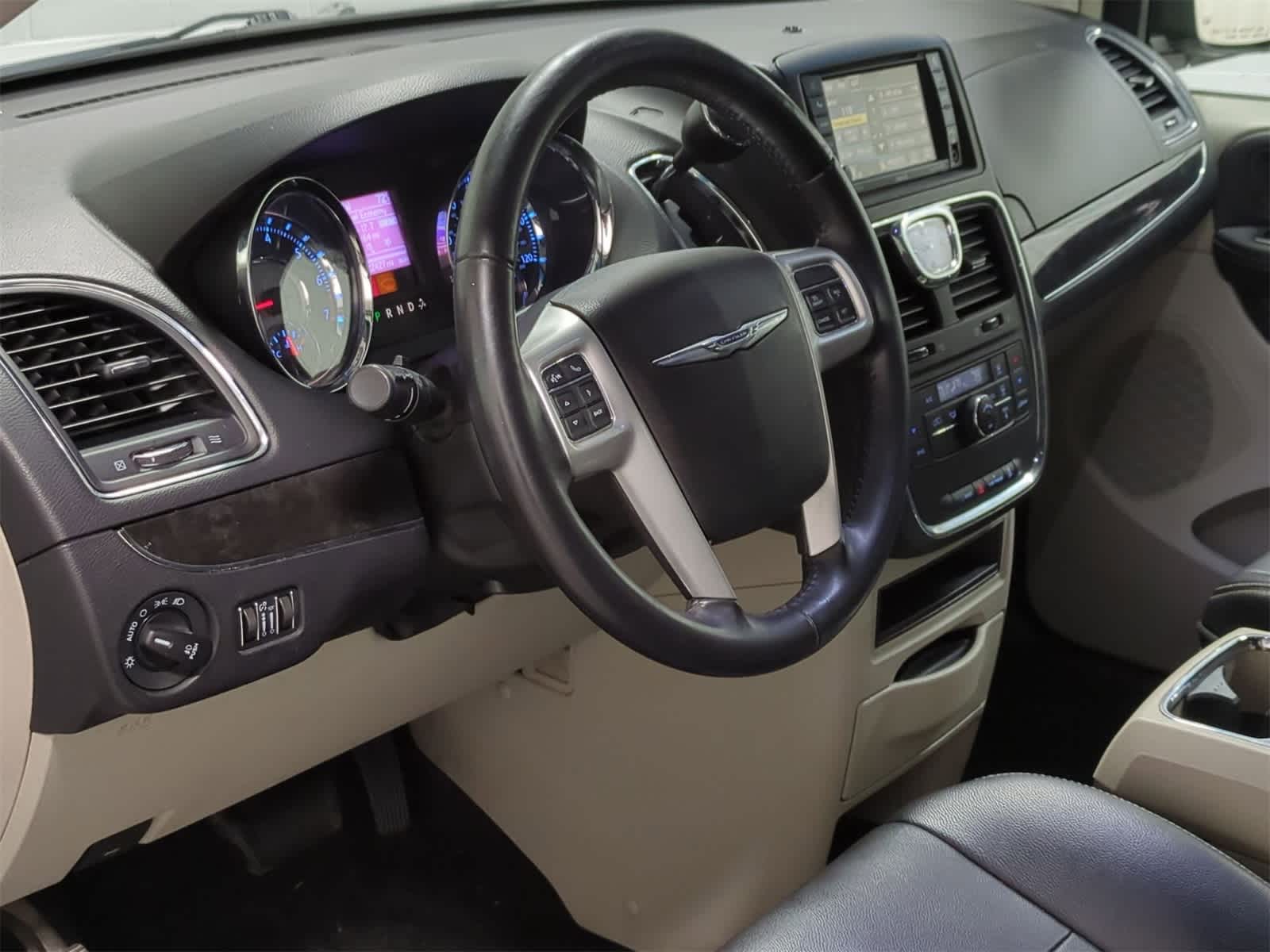 Thumbnail: 2015 Chrysler Town & Country - 10