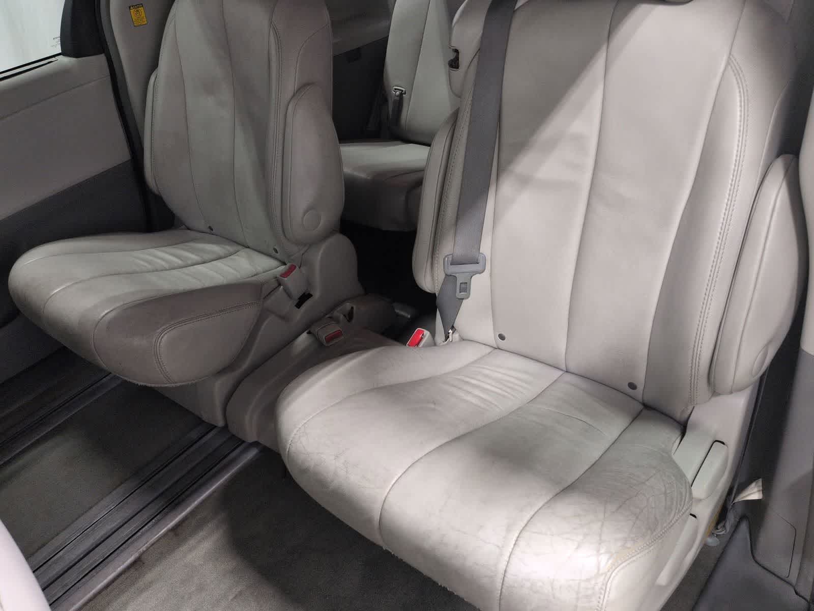 Thumbnail: 2013 Toyota Sienna - 21