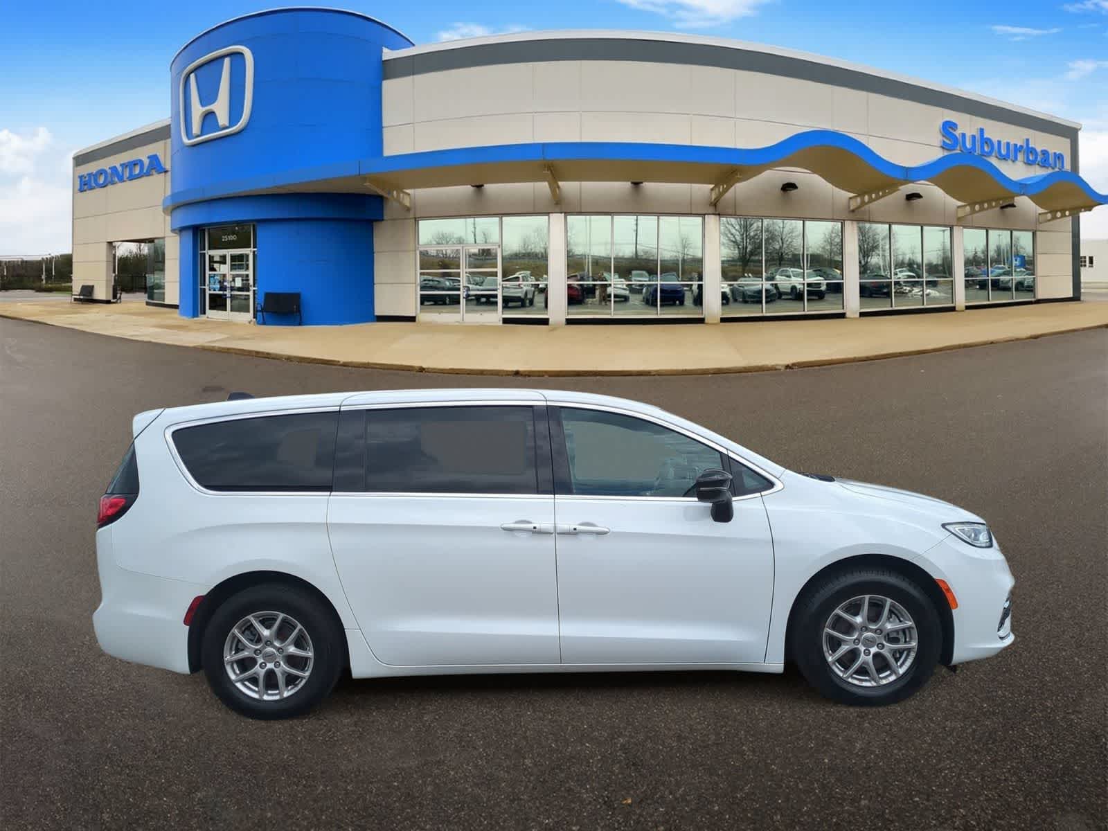 Thumbnail: 2025 Chrysler Pacifica - 9