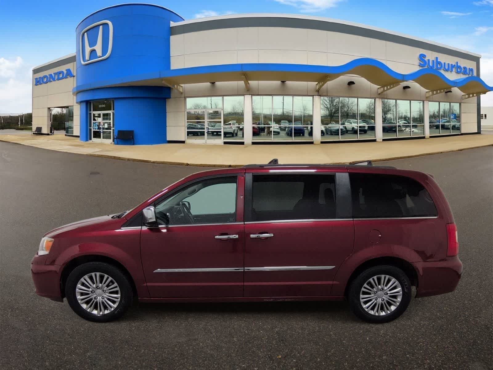 Thumbnail: 2015 Chrysler Town & Country - 5