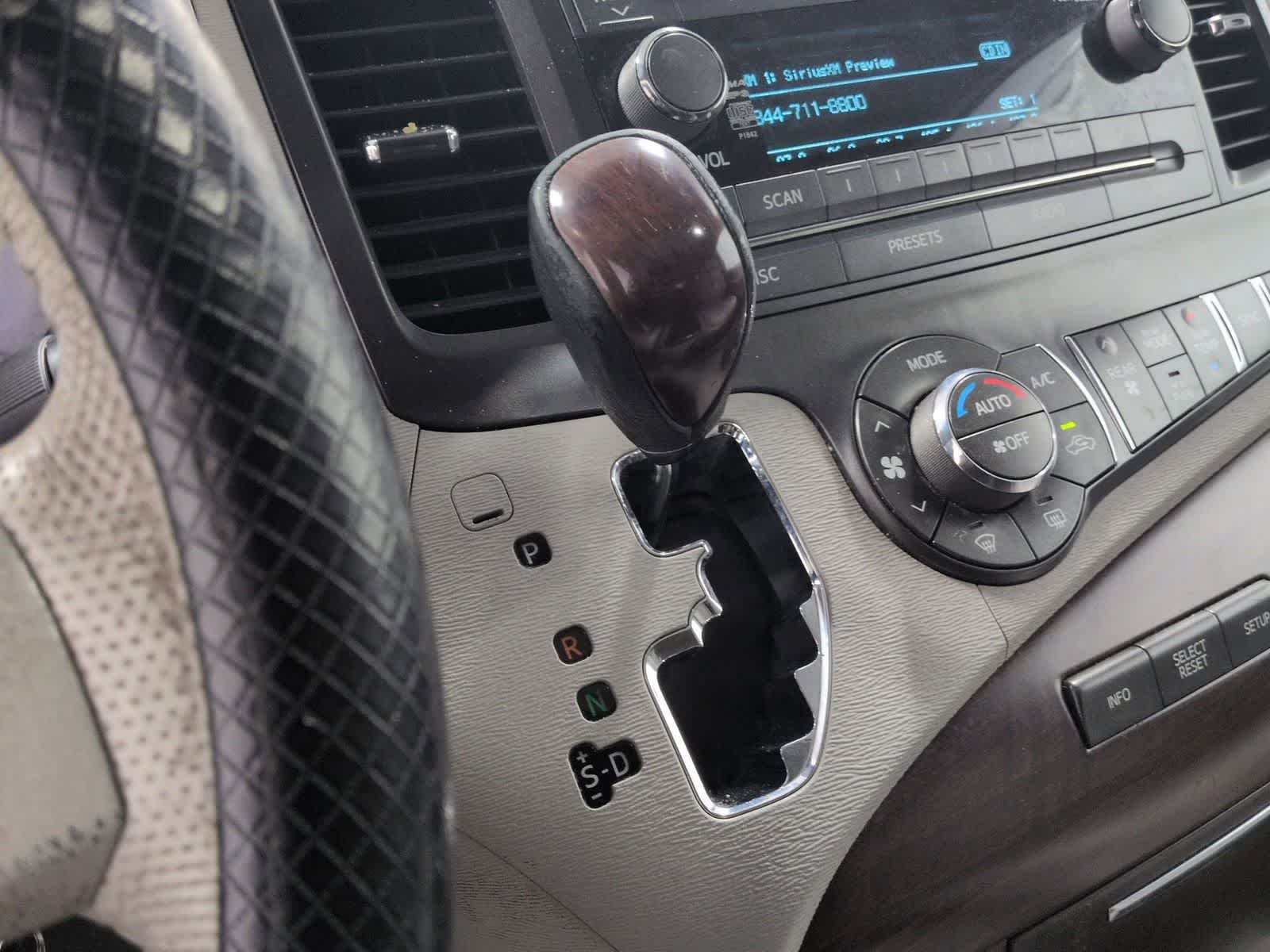 Thumbnail: 2013 Toyota Sienna - 33