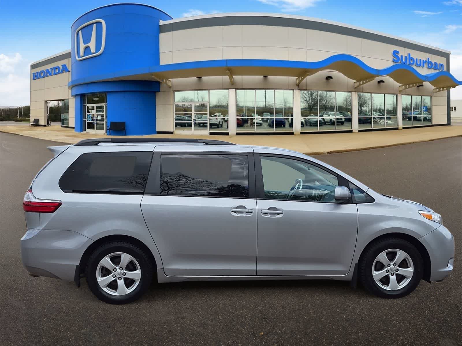 Thumbnail: 2016 Toyota Sienna - 9