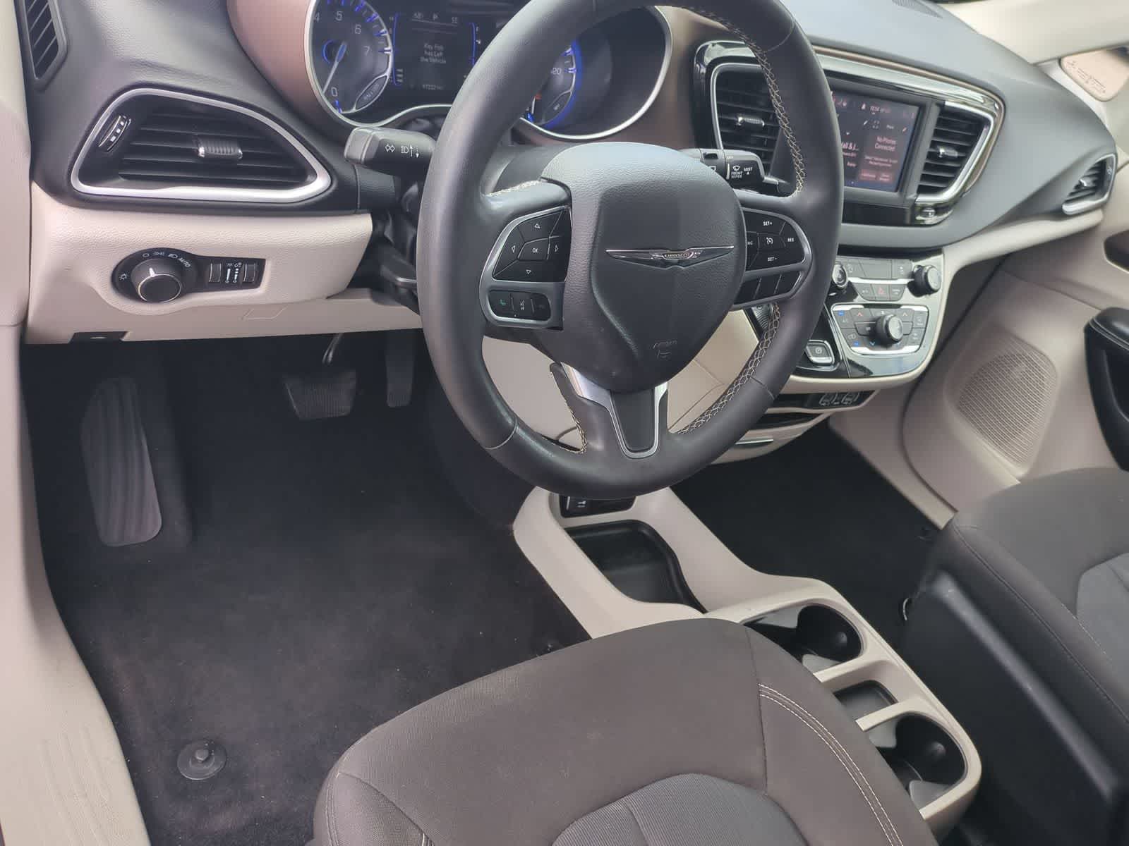2022 Chrysler Voyager LX - Photo 10