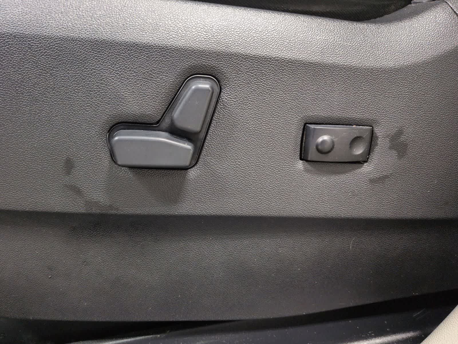 Thumbnail: 2015 Chrysler Town & Country - 18