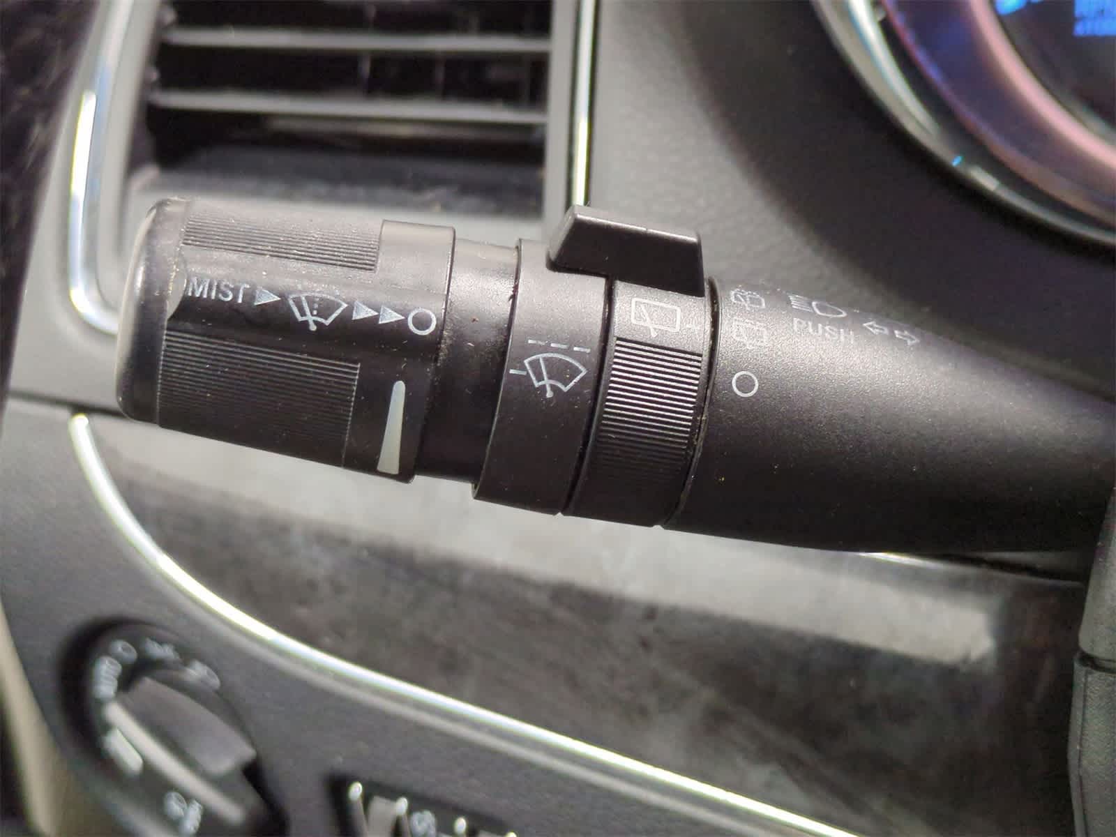 Thumbnail: 2015 Chrysler Town & Country - 25