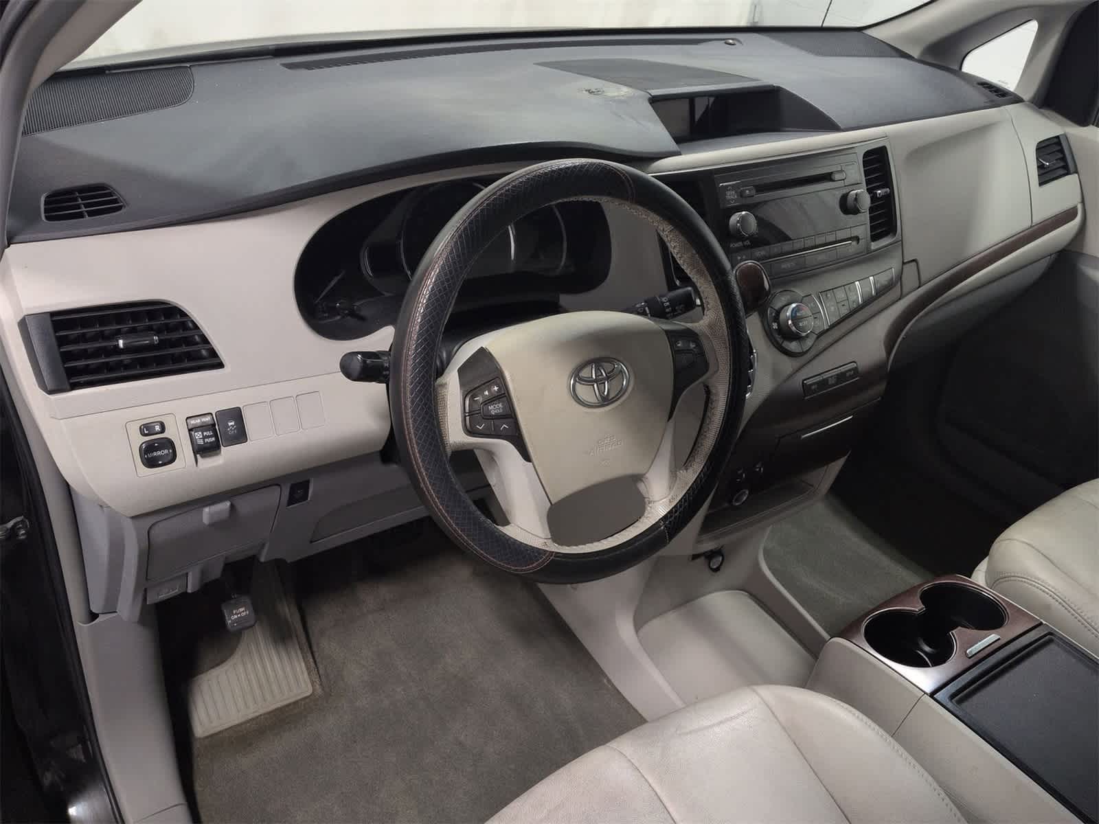 Thumbnail: 2013 Toyota Sienna - 10