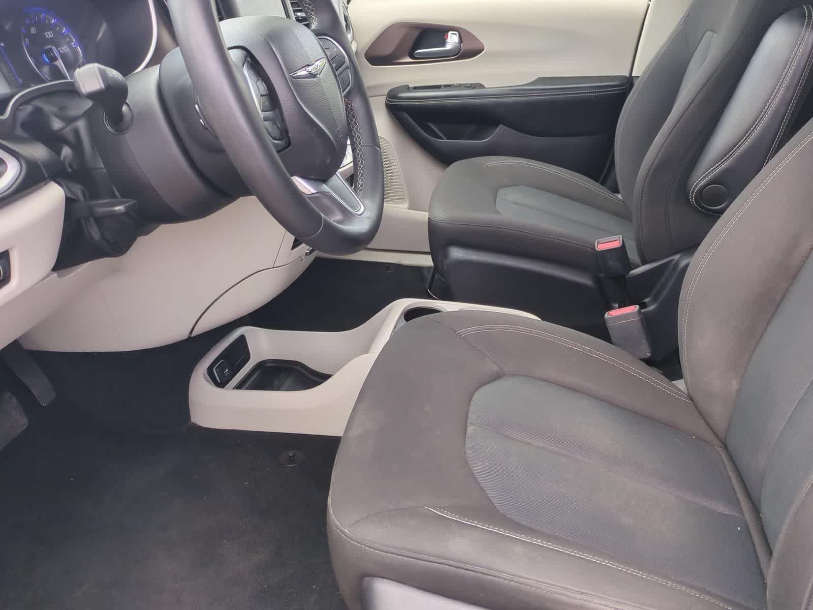 2022 Chrysler Voyager LX - Photo 15
