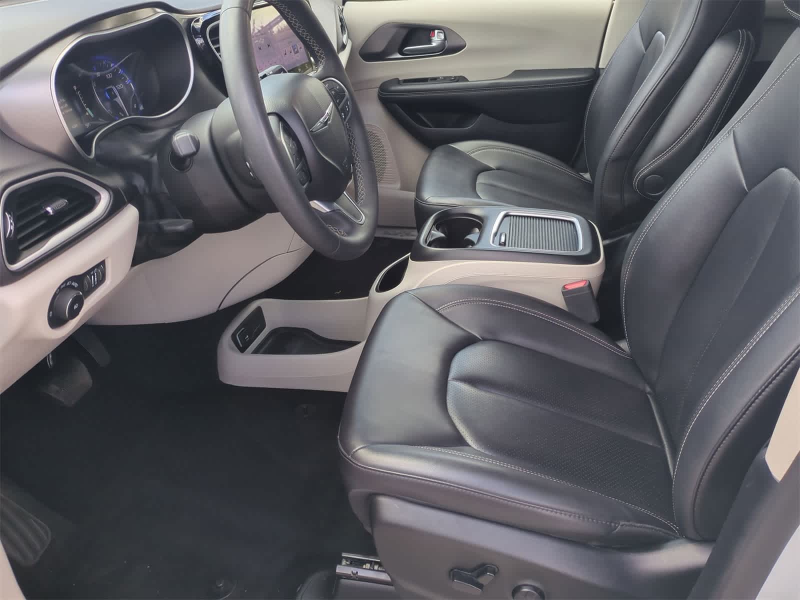 Thumbnail: 2024 Chrysler Pacifica - 16