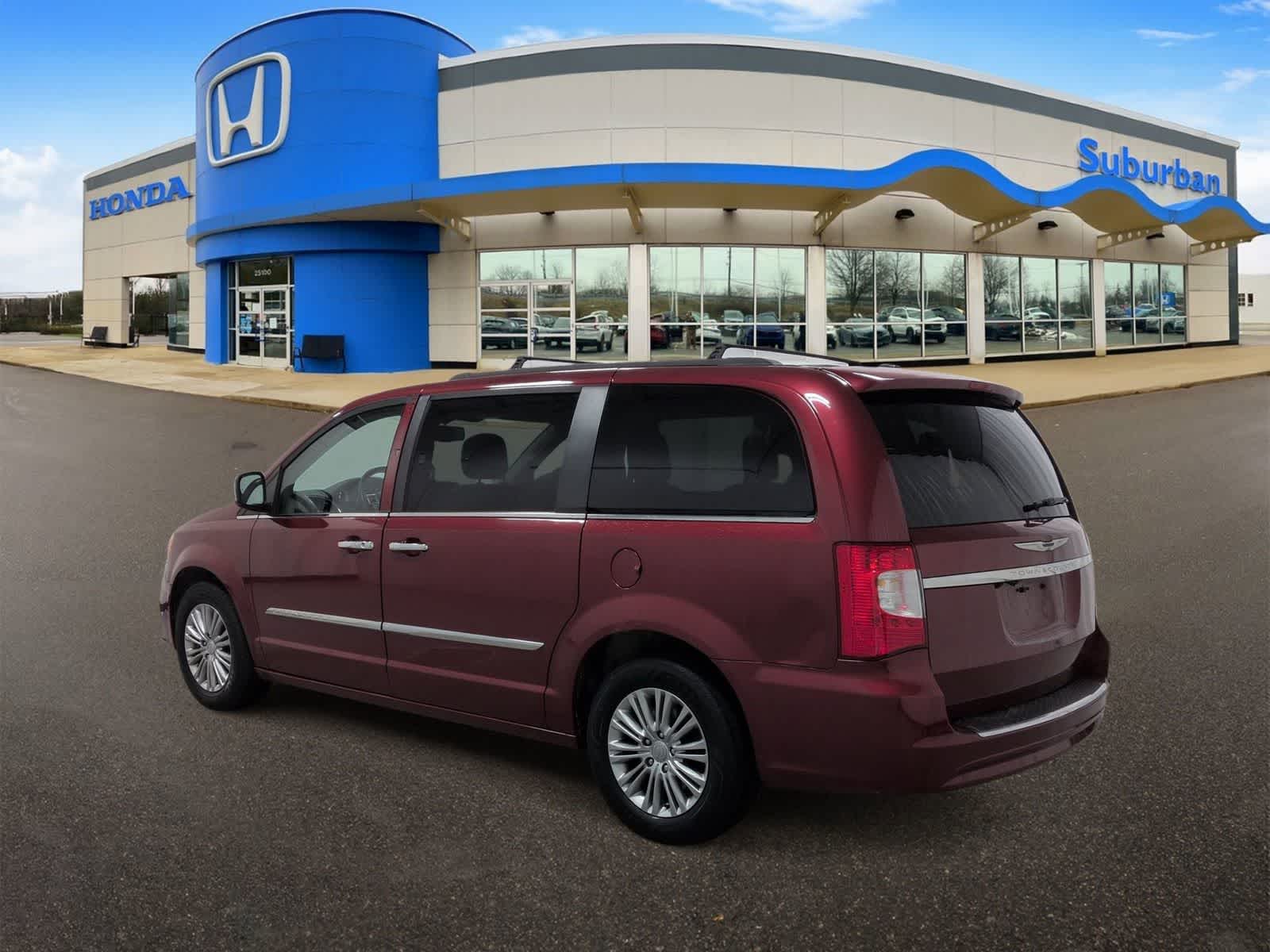 Thumbnail: 2015 Chrysler Town & Country - 6