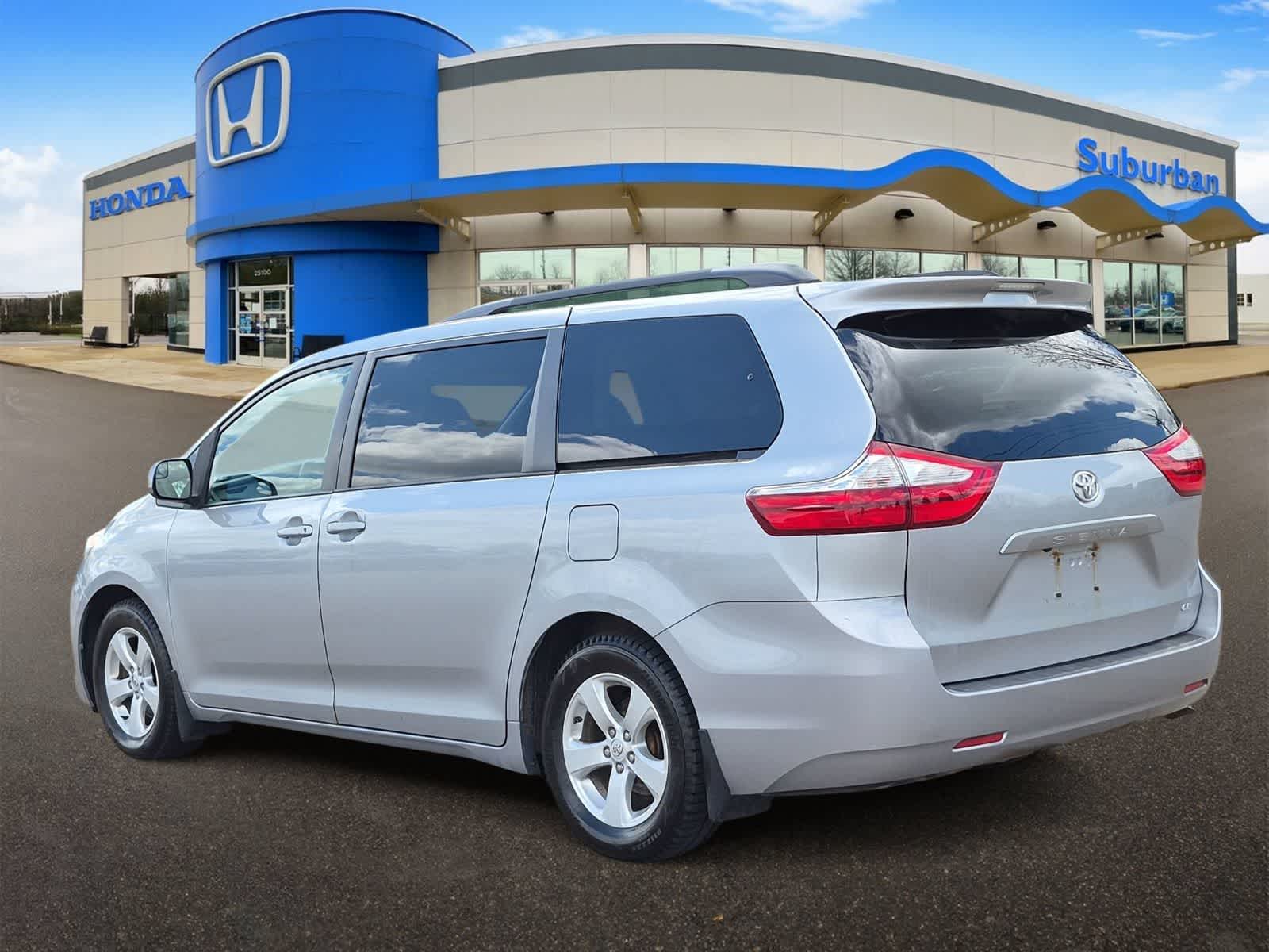 Thumbnail: 2016 Toyota Sienna - 6