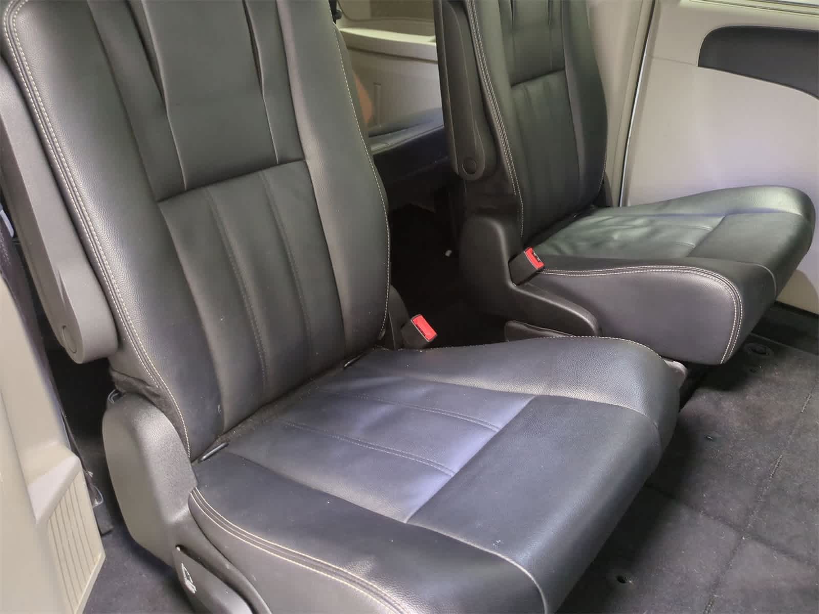 Thumbnail: 2015 Chrysler Town & Country - 20