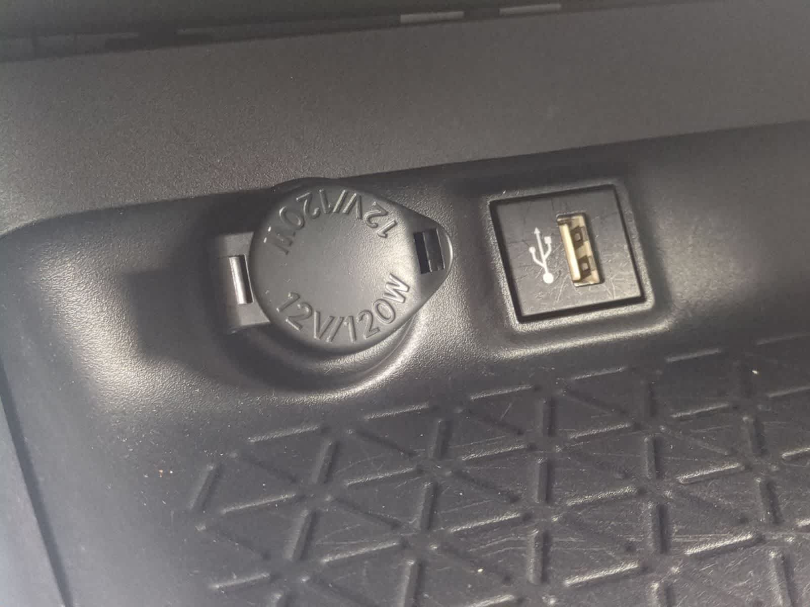 2025 Toyota RAV4 XLE - Photo 29