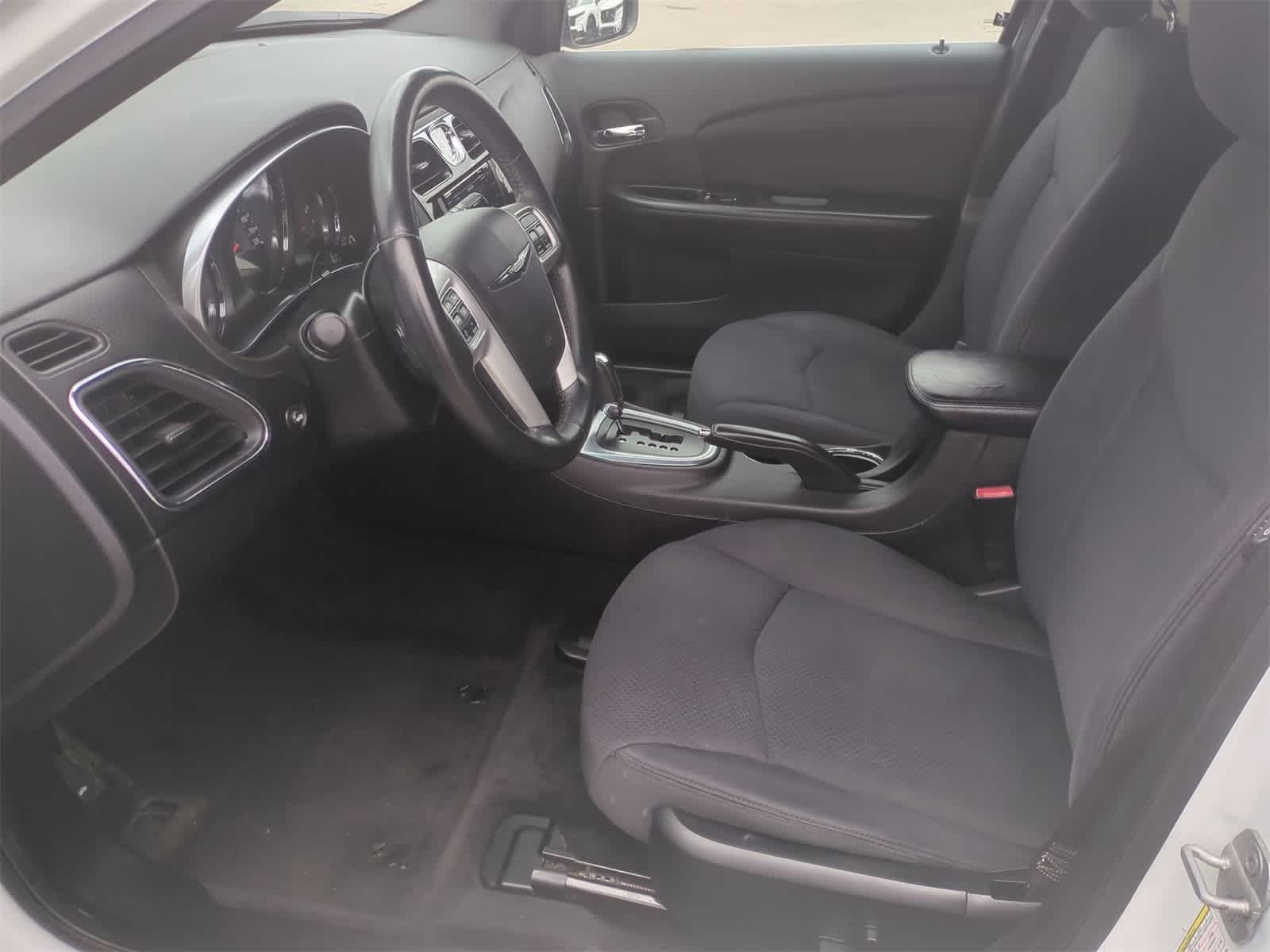 2013 Chrysler 200 Touring 16