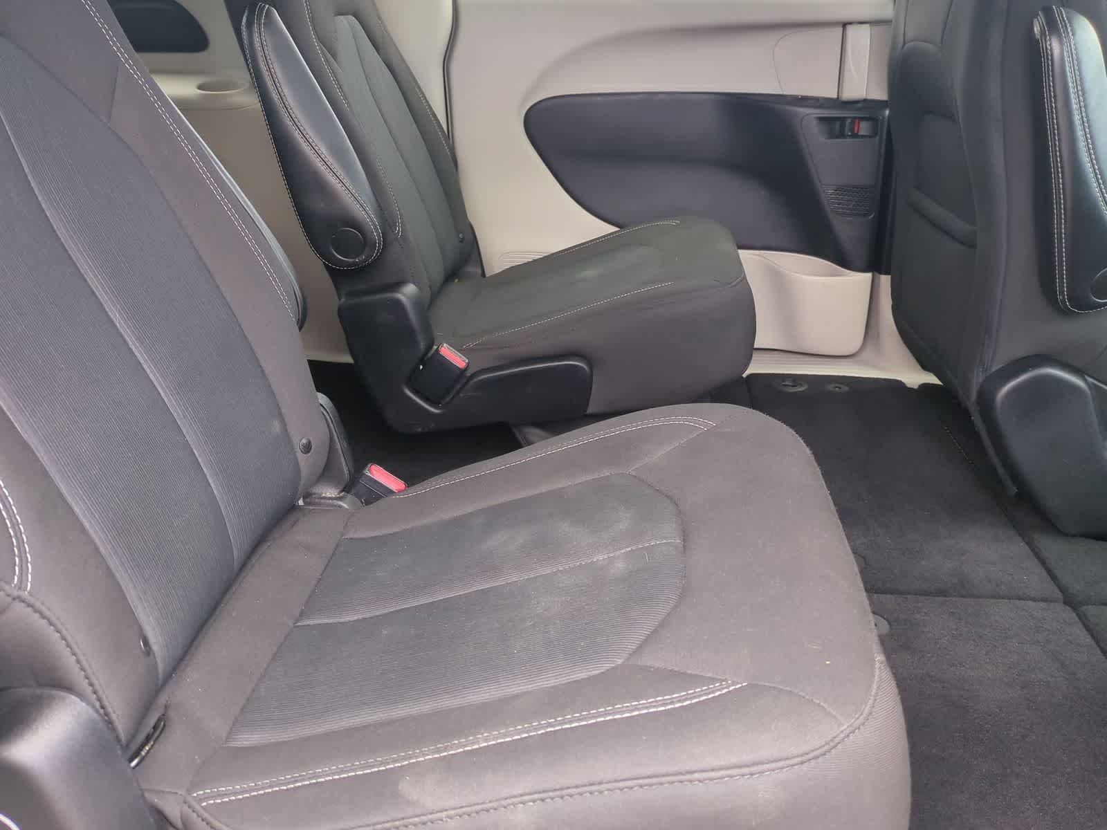 2022 Chrysler Voyager LX - Photo 19