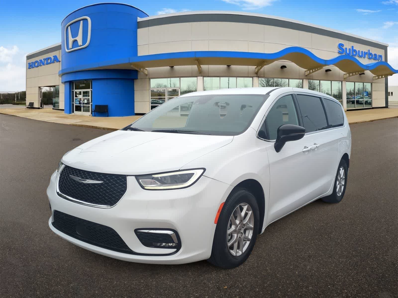 Thumbnail: 2025 Chrysler Pacifica - 4