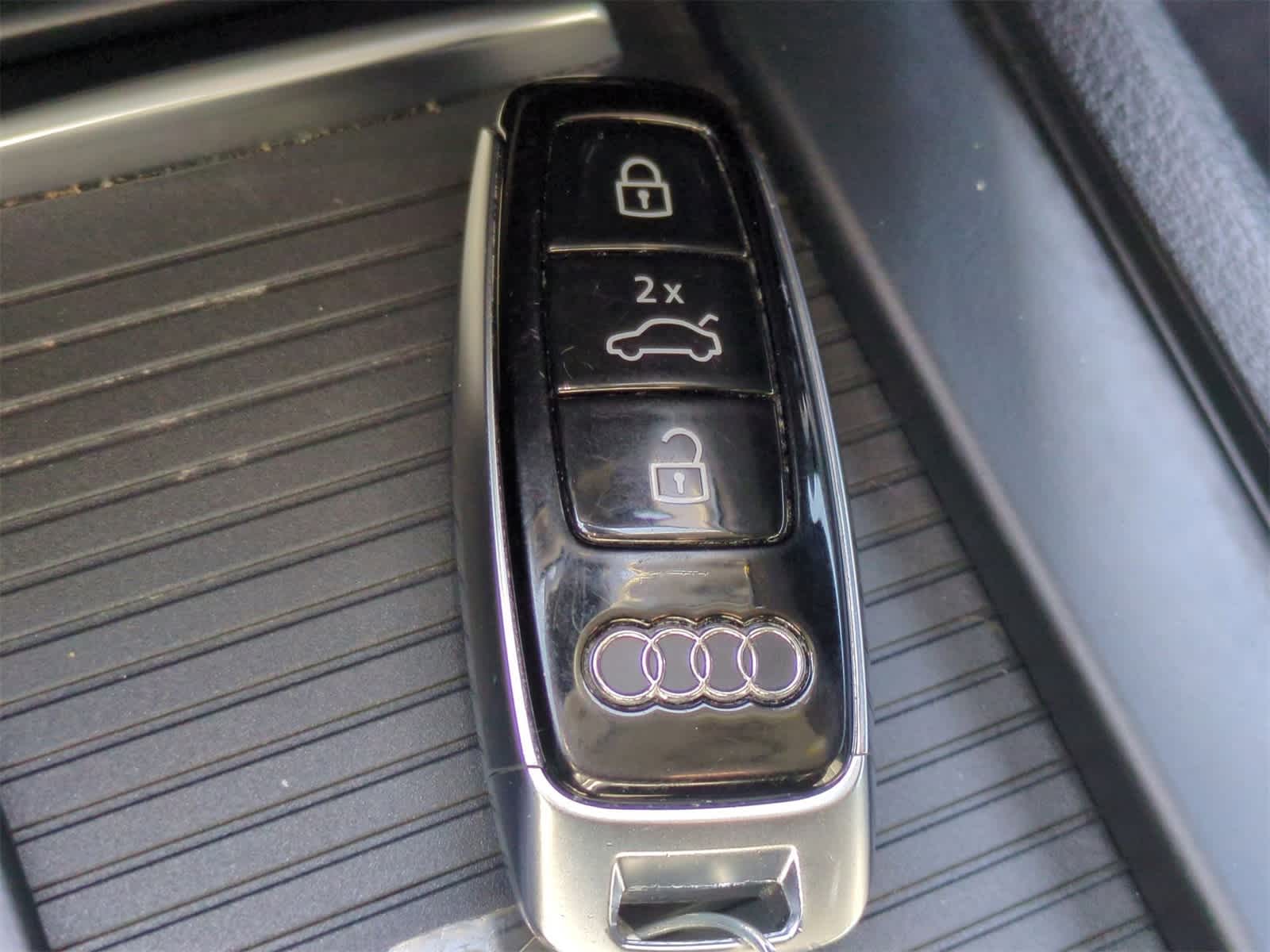 Thumbnail: 2022 Audi e-tron - 35